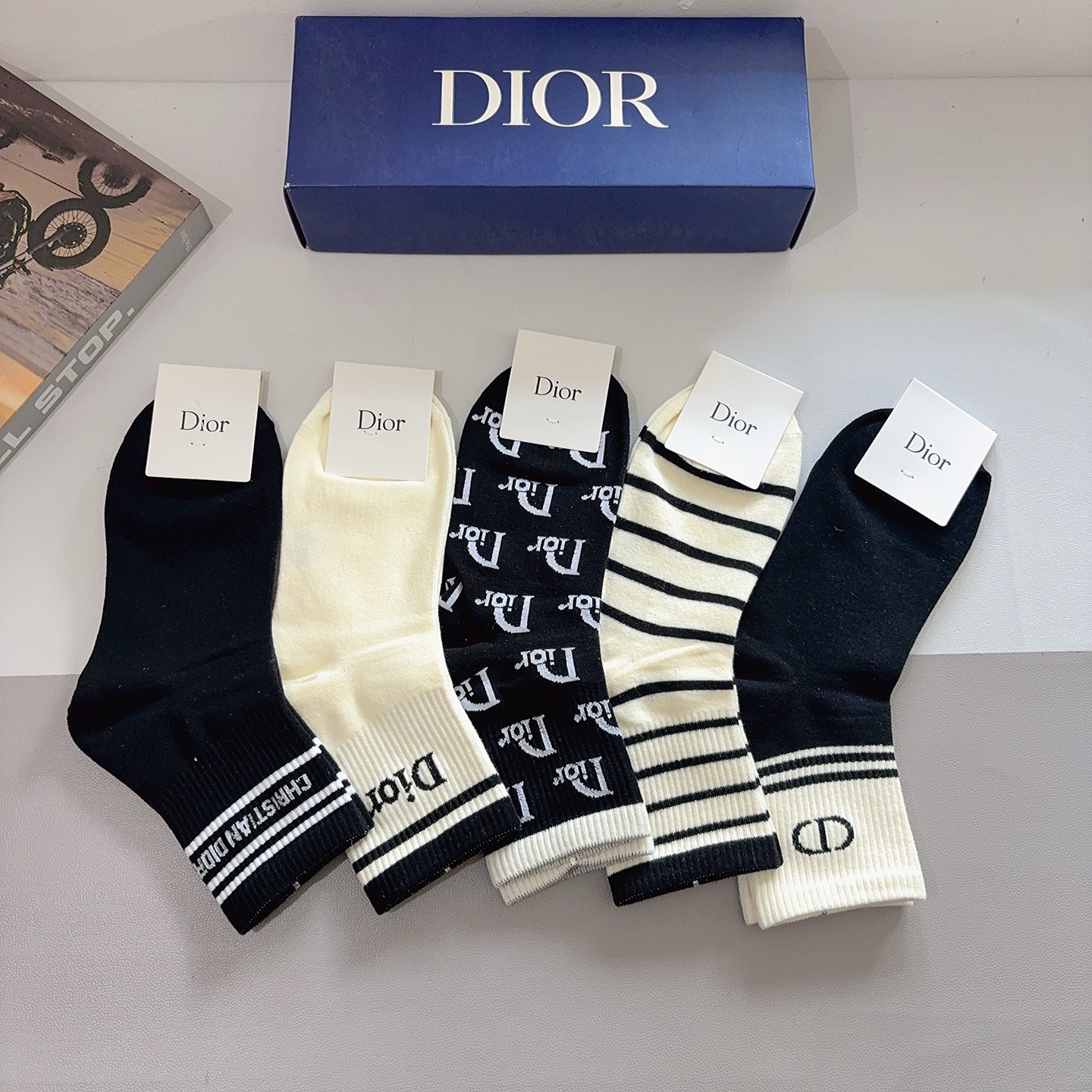 配包装（一盒5双） Dior 迪奥 新款中筒袜子！纯棉面料，火爆Ｄ图案，专柜同步袜 💛大牌出街，潮人必备