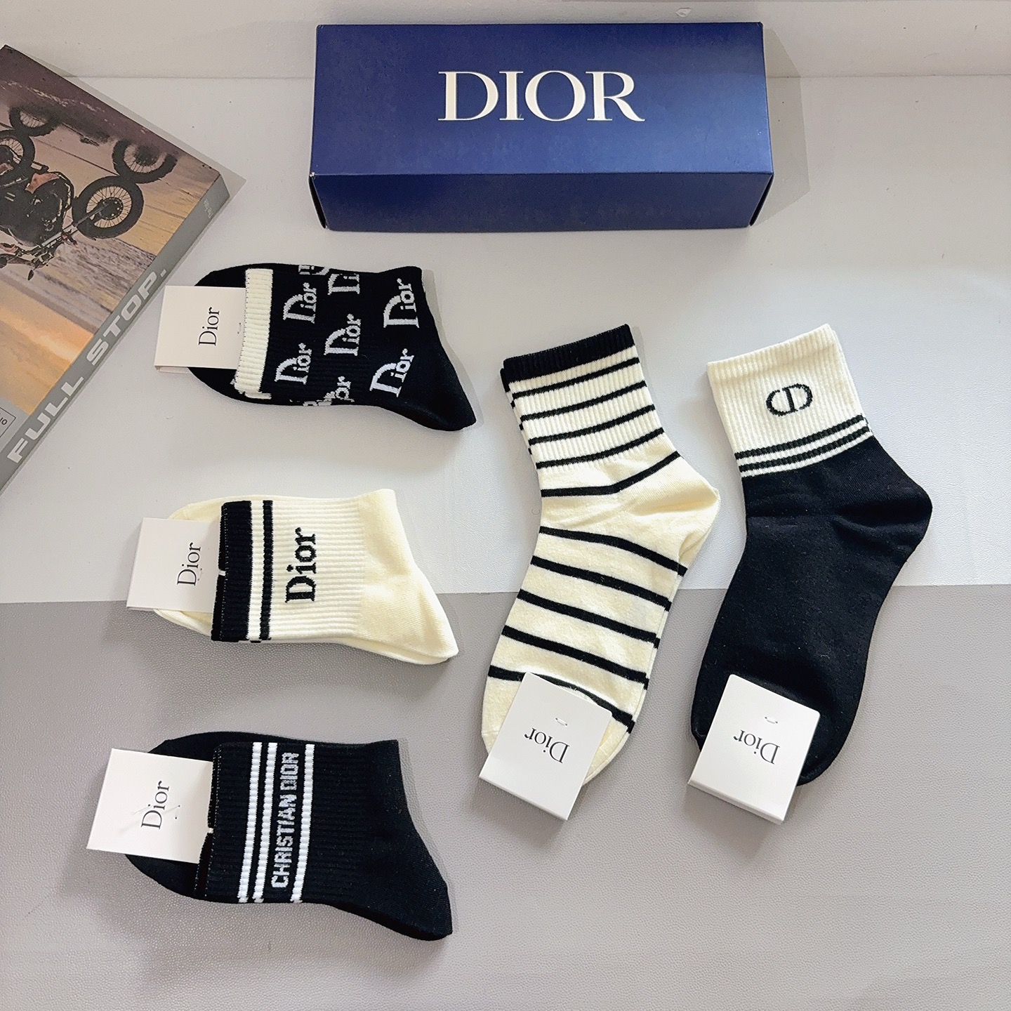 配包装（一盒5双） Dior 迪奥 新款中筒袜子！纯棉面料，火爆Ｄ图案，专柜同步袜 💛大牌出街，潮人必备