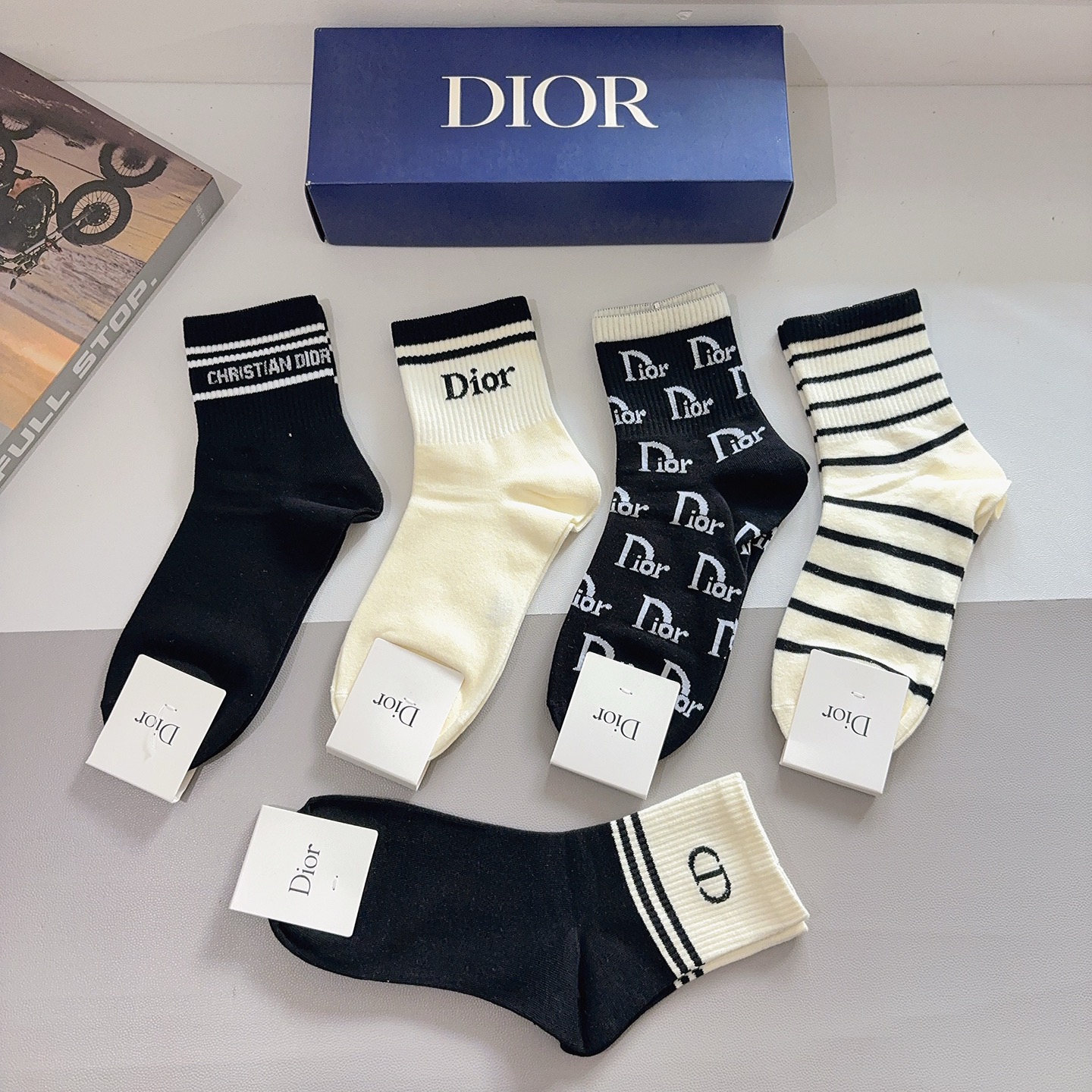 配包装（一盒5双） Dior 迪奥 新款中筒袜子！纯棉面料，火爆Ｄ图案，专柜同步袜 💛大牌出街，潮人必备