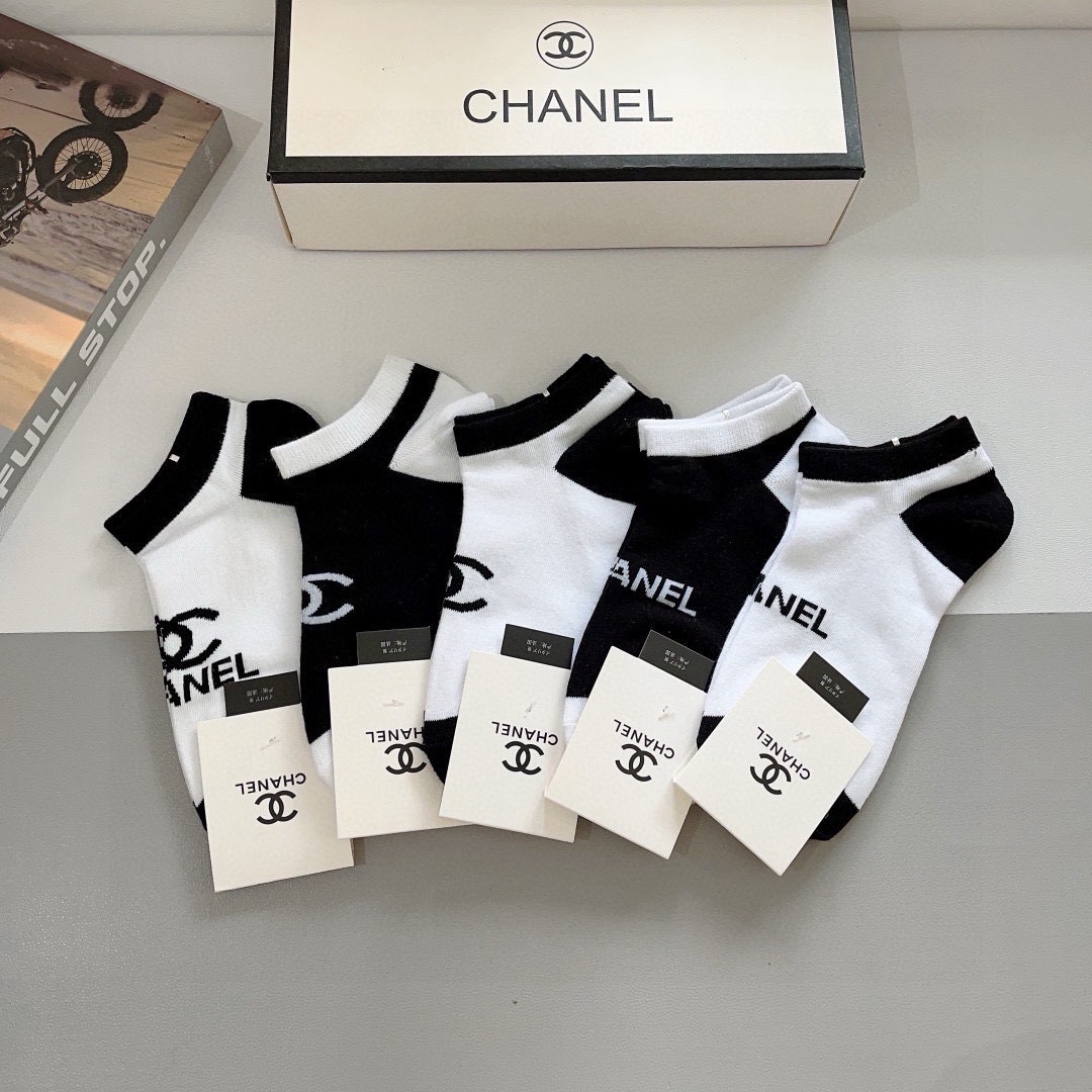 配包装（一盒5双）CHANEL 香奈儿经典袜子❗️高版本纯棉材质柔软，秒杀市场普通货，经典的双C图案lo