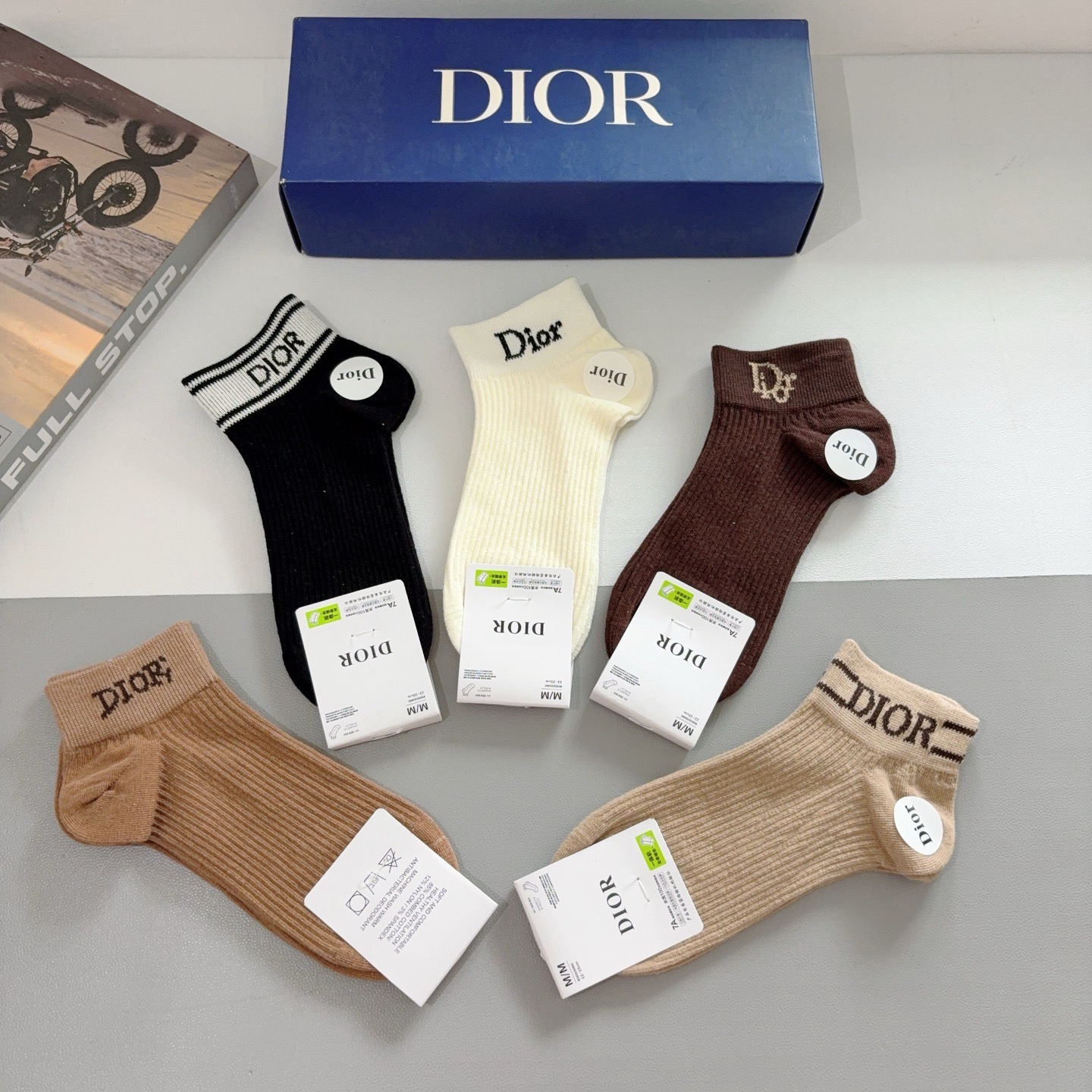 配包装（一盒5双）Dior 迪奥 新款字母罗口短款袜子！爆款字母专柜同步船袜，💛大牌出街，潮人必备🔥超好