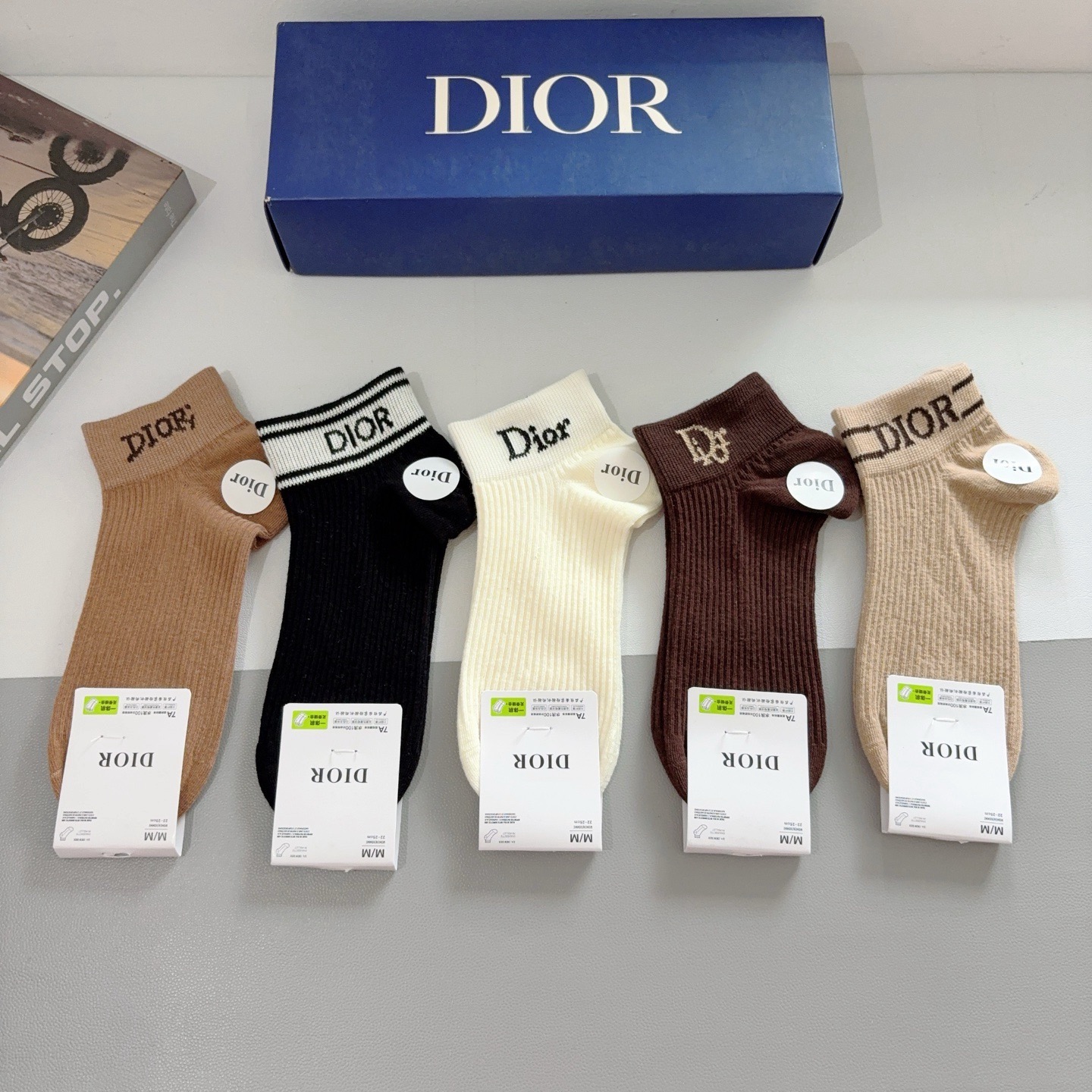 配包装（一盒5双）Dior 迪奥 新款字母罗口短款袜子！爆款字母专柜同步船袜，💛大牌出街，潮人必备🔥超好