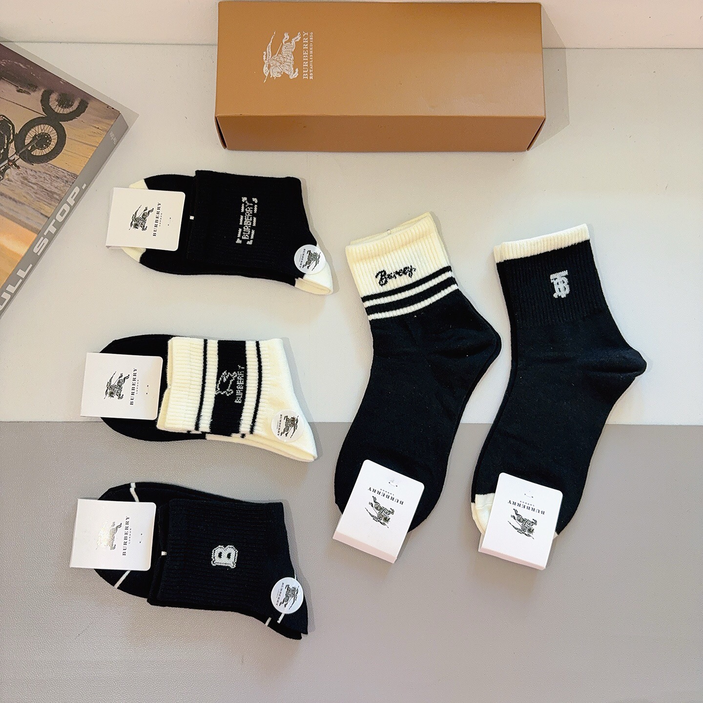 配包装（一盒5双） 🌟 BURBERRY 巴宝莉经典字母logo中筒袜子，个性时尚百搭款，！你值得拥有哦