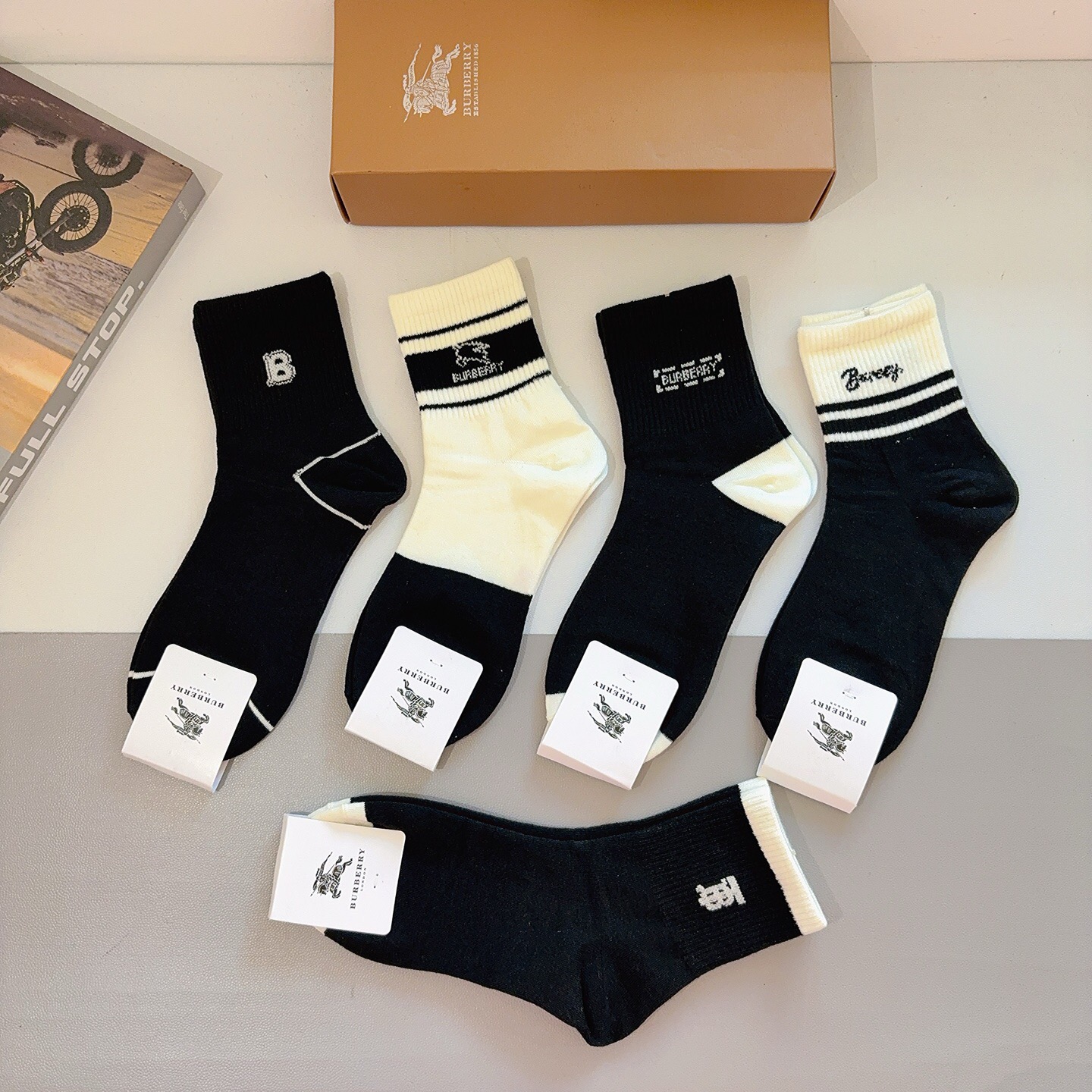配包装（一盒5双） 🌟 BURBERRY 巴宝莉经典字母logo中筒袜子，个性时尚百搭款，！你值得拥有哦