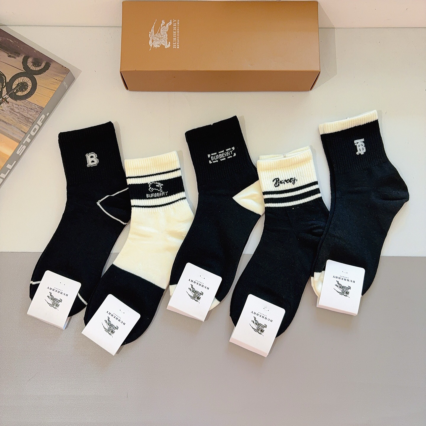 配包装（一盒5双） 🌟 BURBERRY 巴宝莉经典字母logo中筒袜子，个性时尚百搭款，！你值得拥有哦