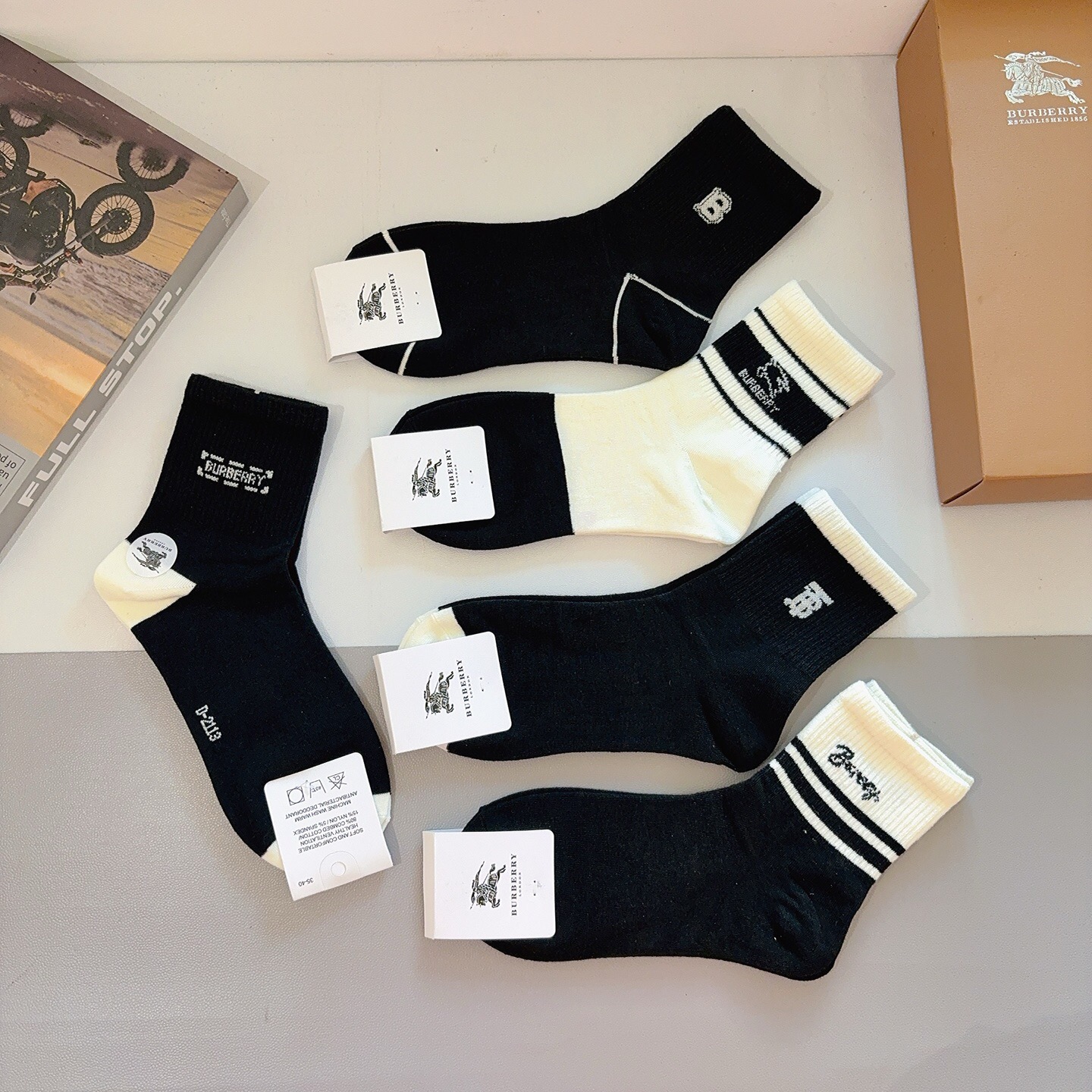 配包装（一盒5双） 🌟 BURBERRY 巴宝莉经典字母logo中筒袜子，个性时尚百搭款，！你值得拥有哦