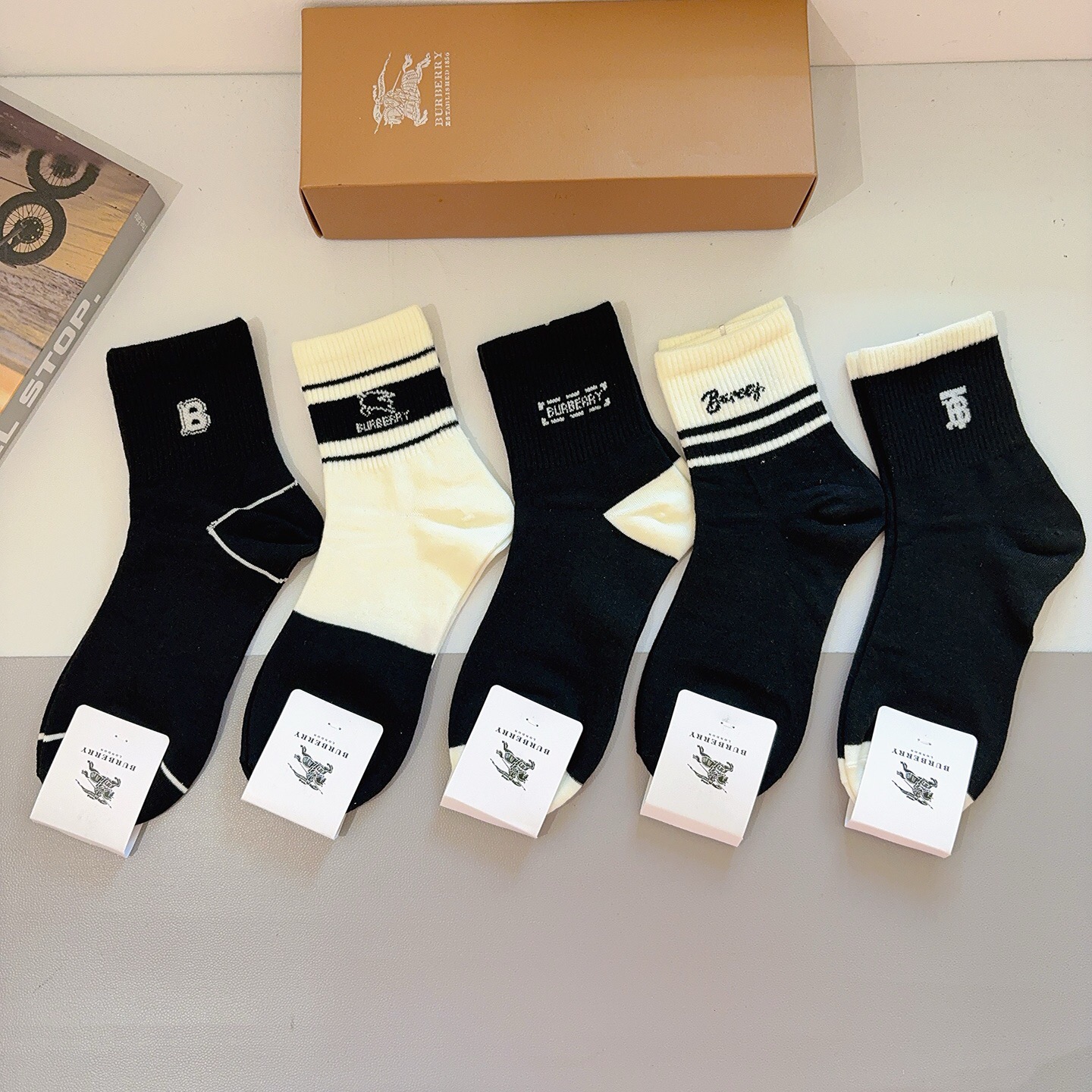 配包装（一盒5双） 🌟 BURBERRY 巴宝莉经典字母logo中筒袜子，个性时尚百搭款，！你值得拥有哦