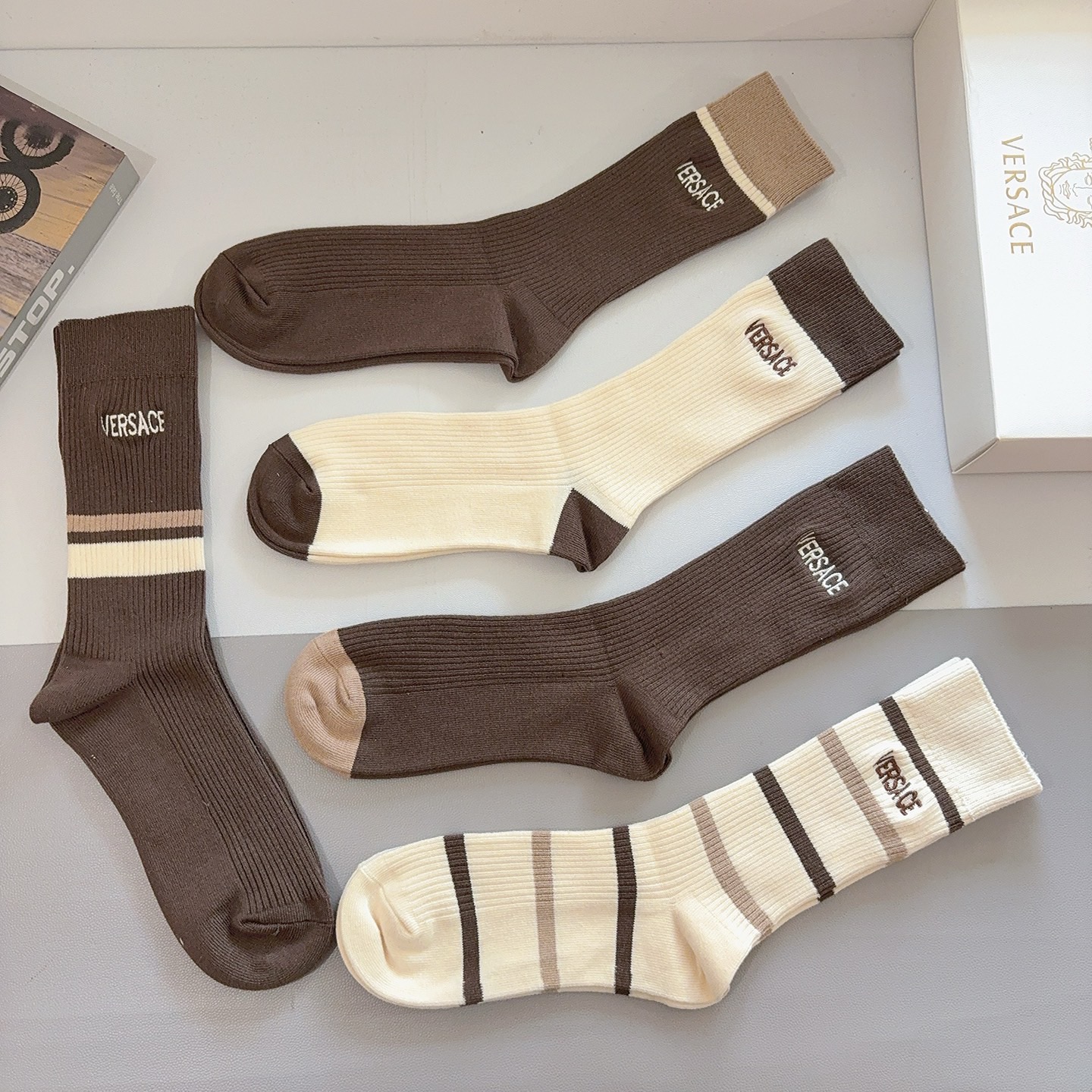配包装【一盒五双】VERSACE范思哲 欧美大牌双针刺绣长筒袜🔥🌟潮人必不能少的专柜代购品质长筒袜子 ，