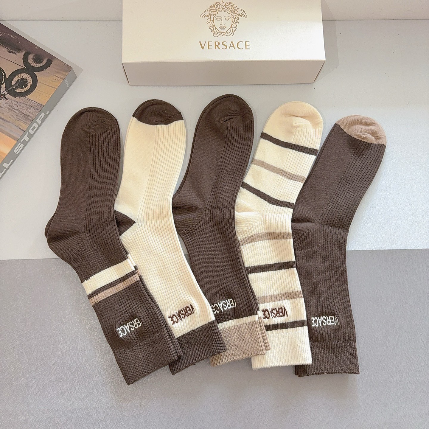 配包装【一盒五双】VERSACE范思哲 欧美大牌双针刺绣长筒袜🔥🌟潮人必不能少的专柜代购品质长筒袜子 ，
