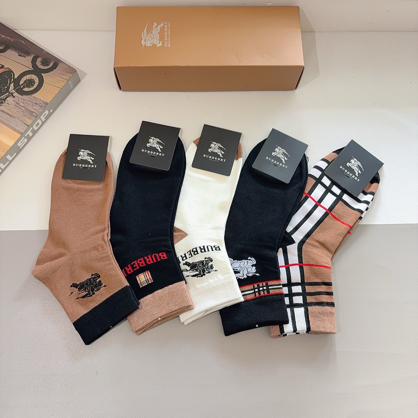 配包装（一盒5双） Burberry 巴宝莉 超火爆男款中筒袜子、纯棉面料，潮人必备款，个性时尚百搭款，