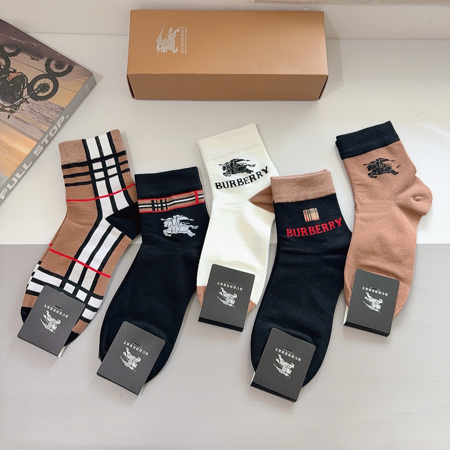 配包装（一盒5双） Burberry 巴宝莉 超火爆男款中筒袜子、纯棉面料，潮人必备款，个性时尚百搭款，