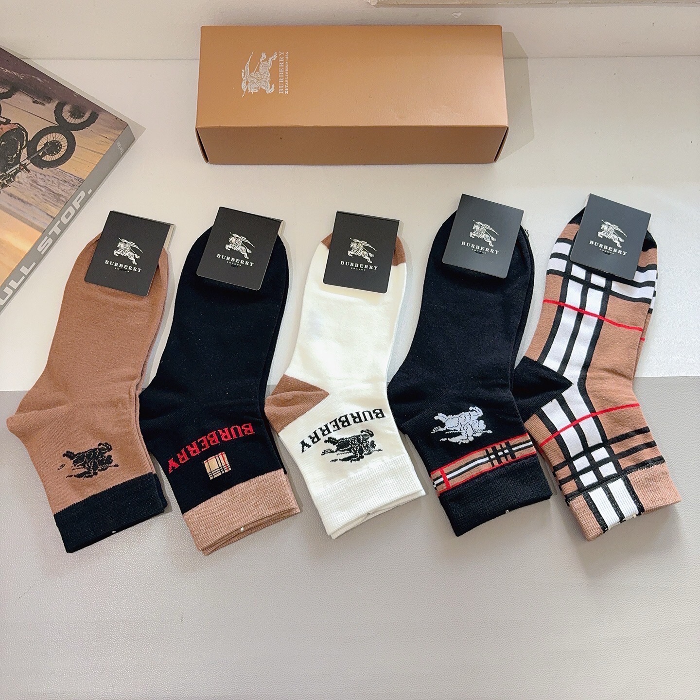 配包装（一盒5双） Burberry 巴宝莉 超火爆男款中筒袜子、纯棉面料，潮人必备款，个性时尚百搭款，