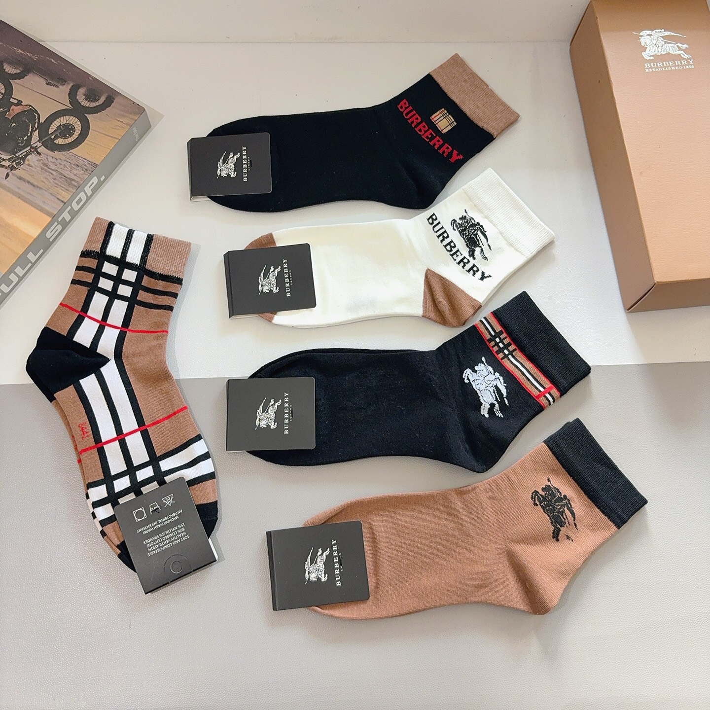配包装（一盒5双） Burberry 巴宝莉 超火爆男款中筒袜子、纯棉面料，潮人必备款，个性时尚百搭款，