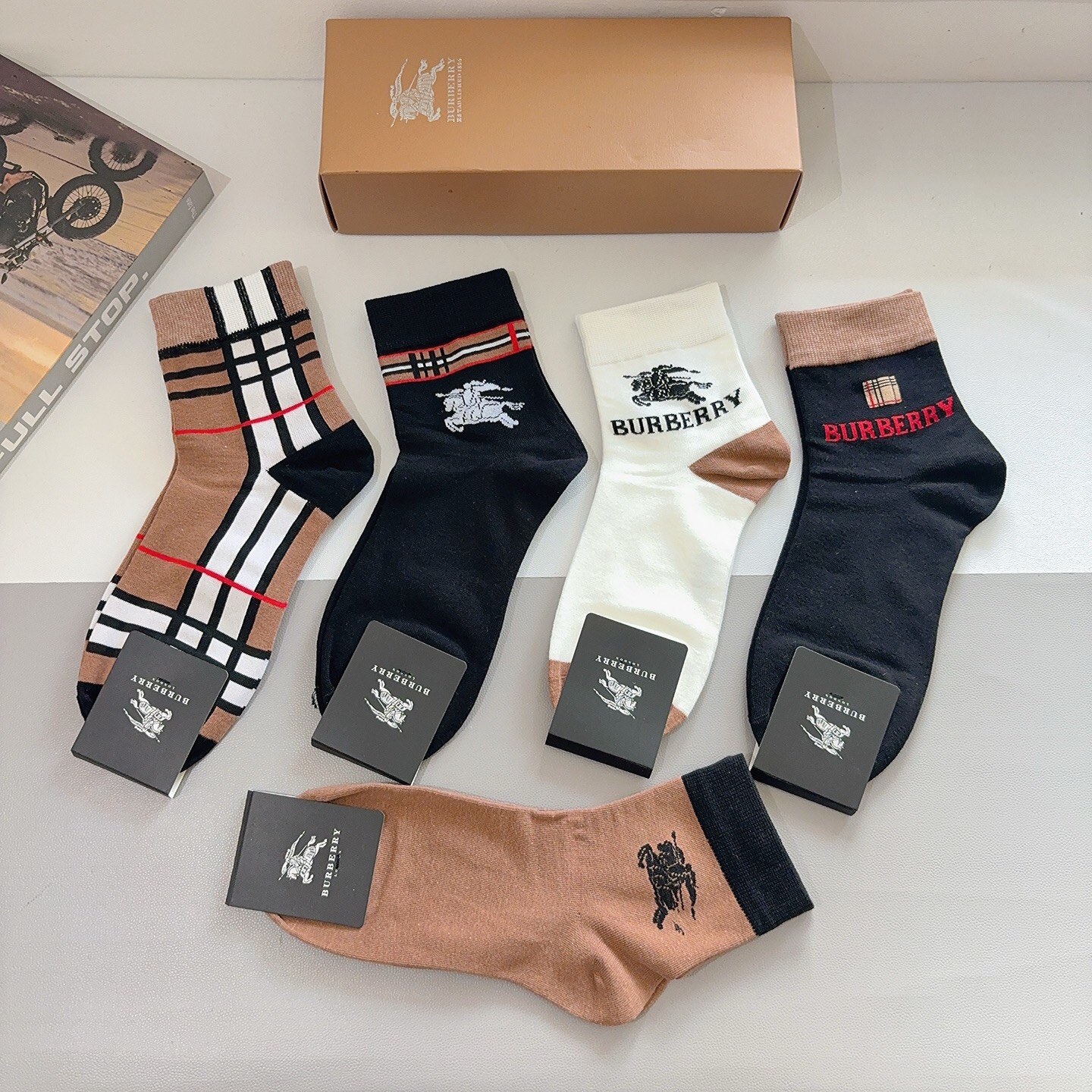 配包装（一盒5双） Burberry 巴宝莉 超火爆男款中筒袜子、纯棉面料，潮人必备款，个性时尚百搭款，