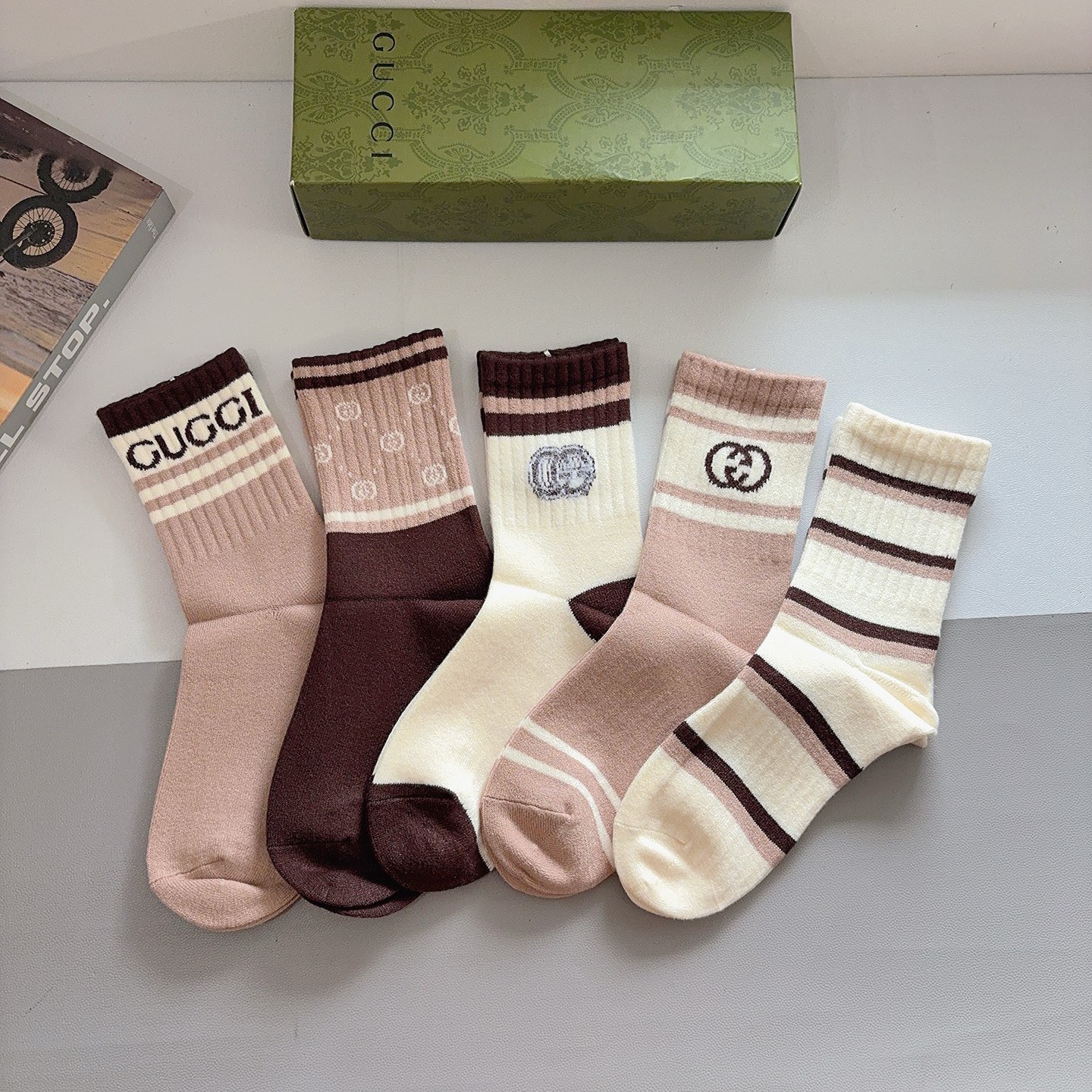NO:767393,Comes with packaging (5 pairs in a box) Gucci new alphabet rabbit velvet mid-calf socks!  Classic letter counter synchronous socks, super soft material, big-name streetwear, fashionable people must-have super easy-to-match socks, stockings, socks, gucci, socks19860909配包装（一盒5双） Gucci 古奇 新款字母兔绒中筒袜子！经典字母专柜同步袜子,超柔软材质大牌出街,潮人必备超好搭袜子,丝袜,袜子,gucci,socks,accessory