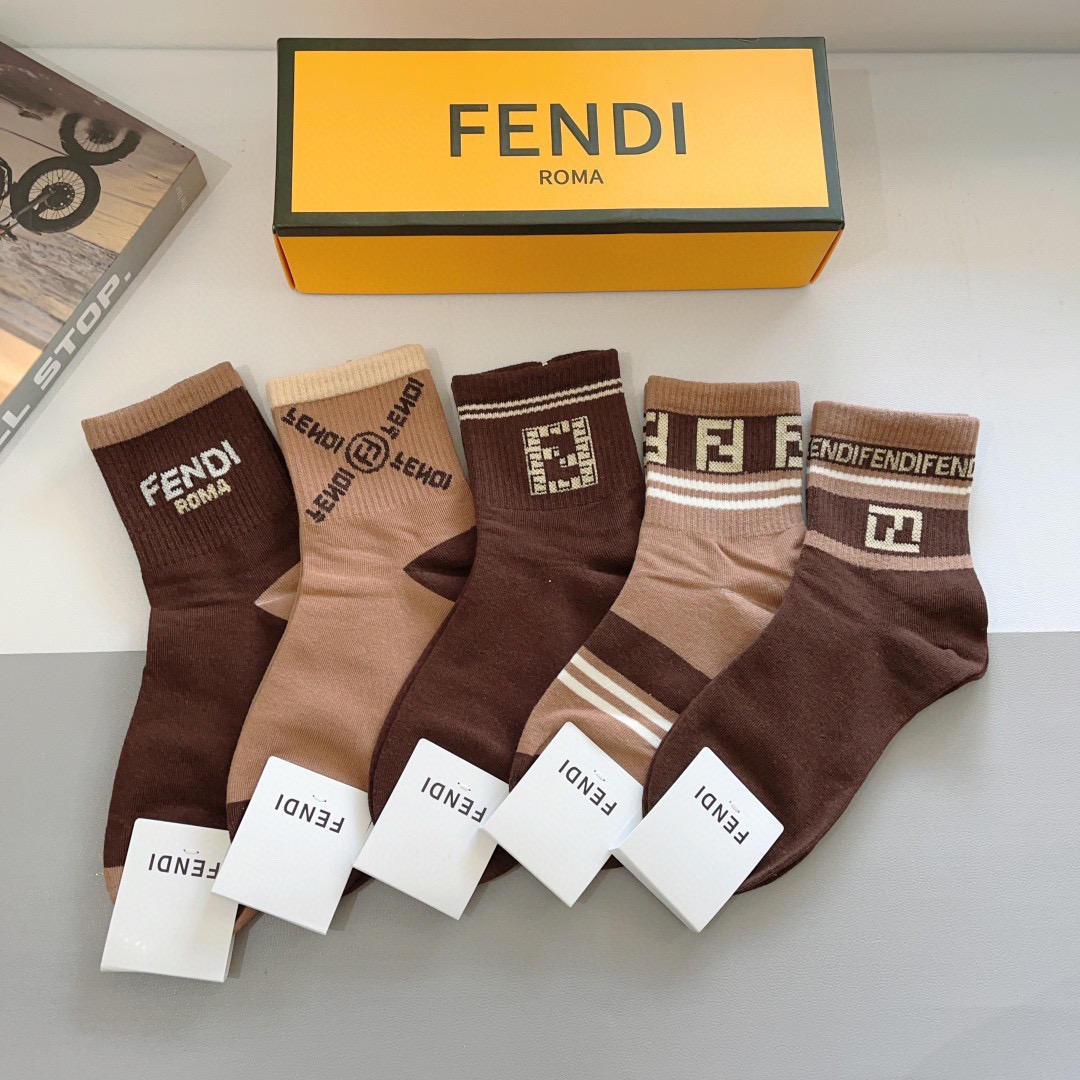 配包装（一盒5双）FENDI 芬迪 字母双Ｆ爆款中筒袜，纯棉面料， 专柜同款 💓纯棉面料，实用好穿 柔软