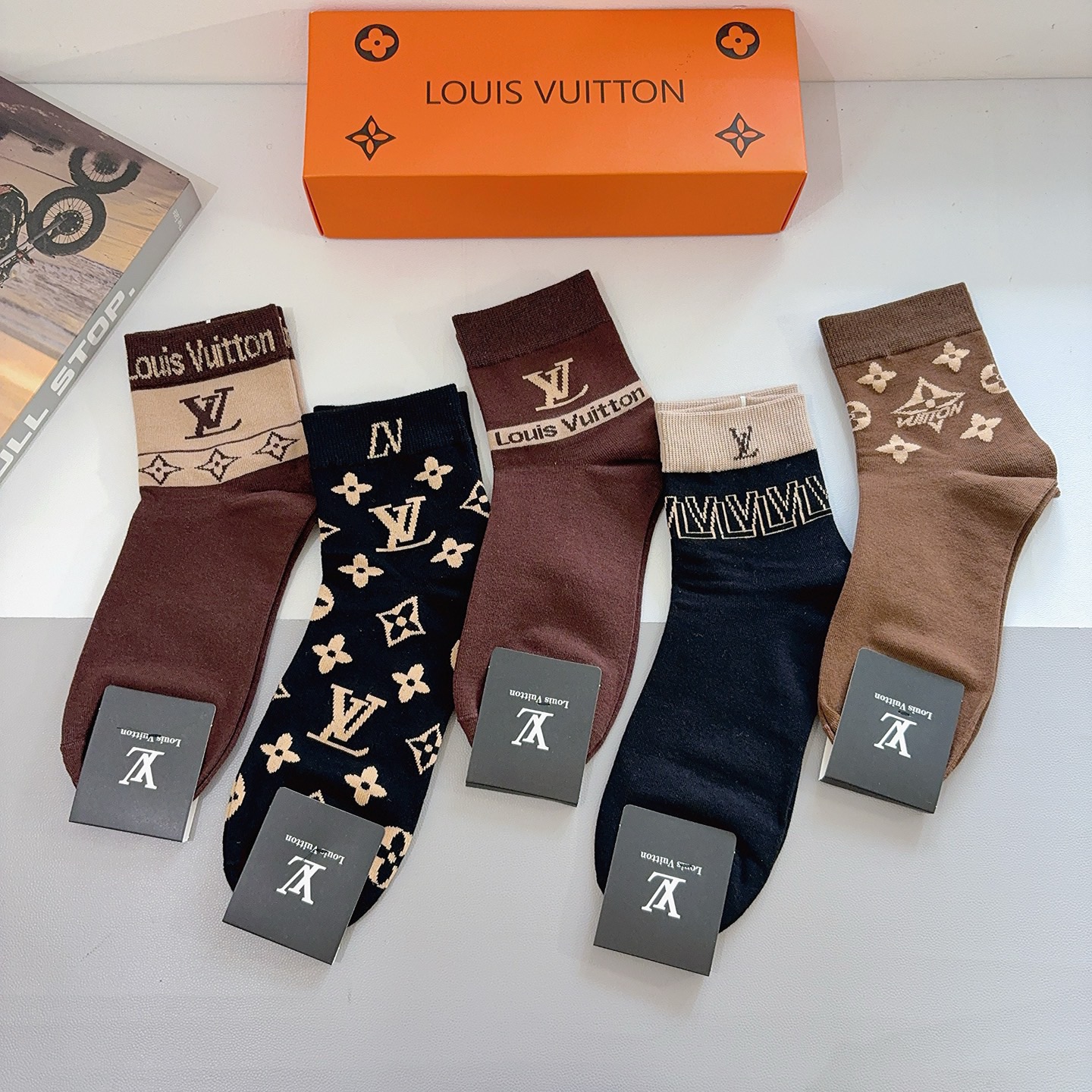 配包装（一盒5双） LV 路易威登 超火爆男款中筒袜子、纯棉面料，潮人必备款，个性时尚百搭款，！你值得拥