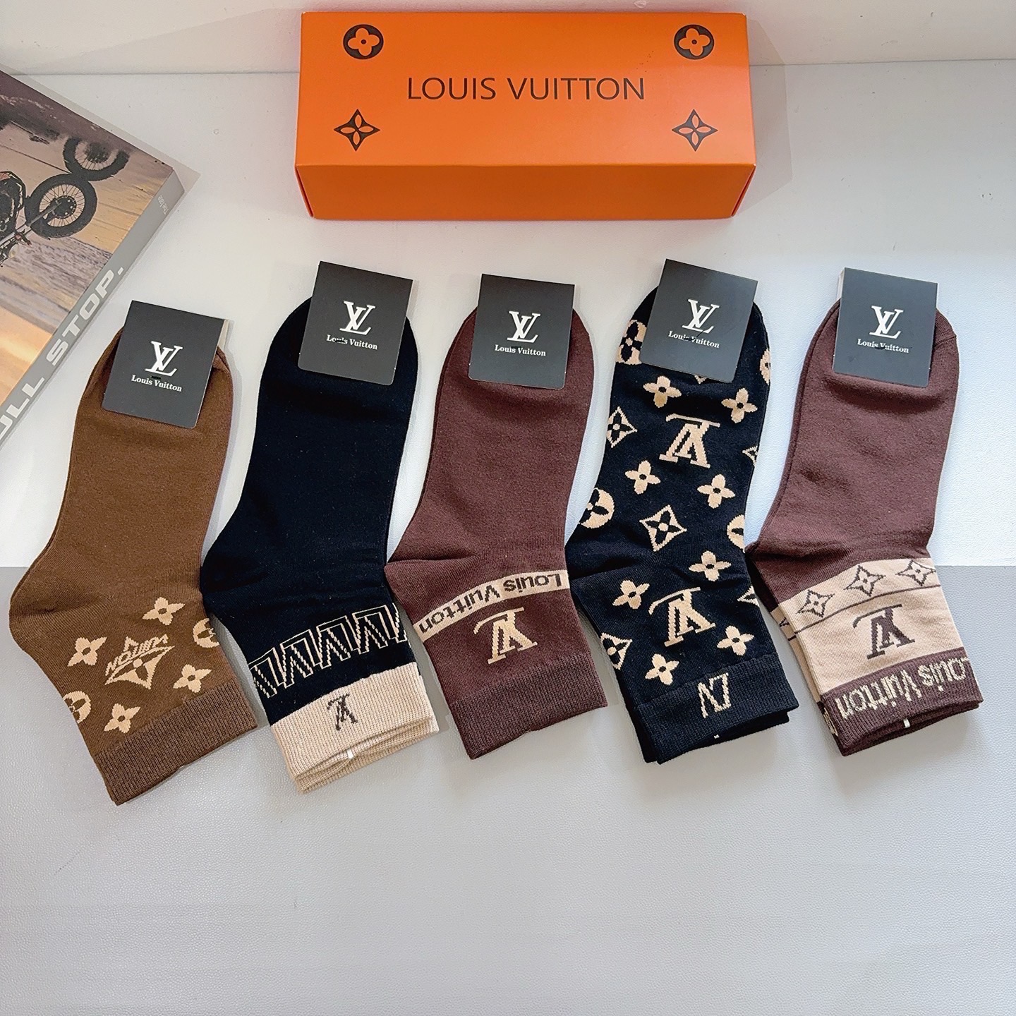 配包装（一盒5双） LV 路易威登 超火爆男款中筒袜子、纯棉面料，潮人必备款，个性时尚百搭款，！你值得拥