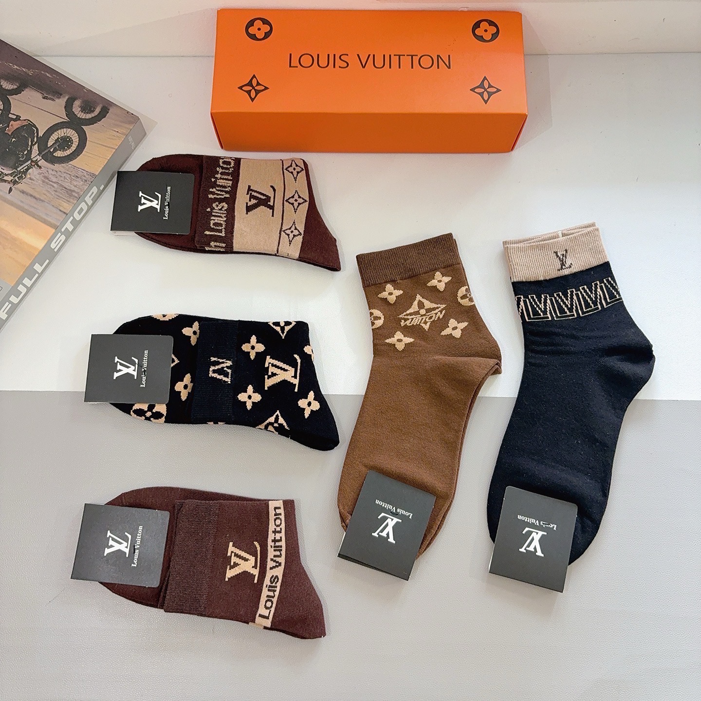 配包装（一盒5双） LV 路易威登 超火爆男款中筒袜子、纯棉面料，潮人必备款，个性时尚百搭款，！你值得拥