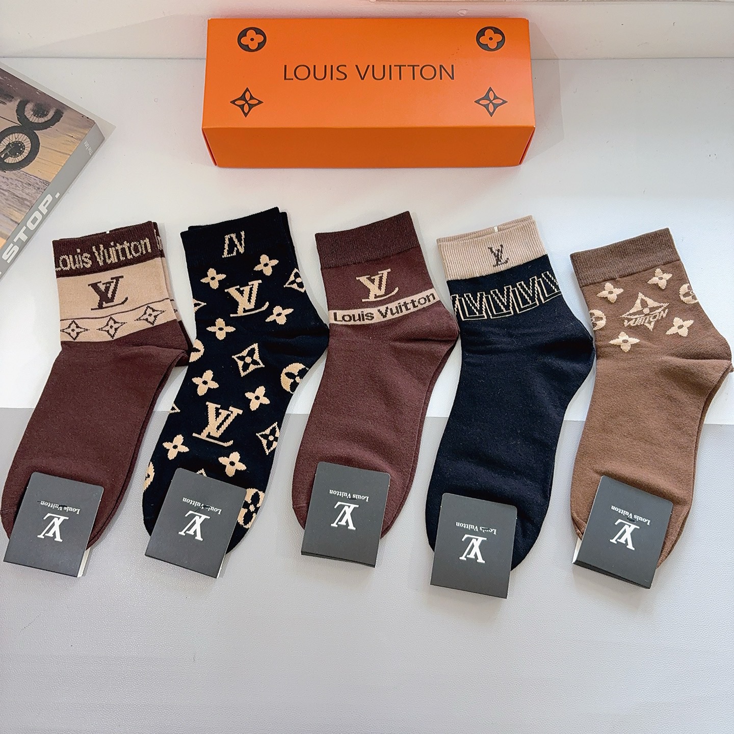配包装（一盒5双） LV 路易威登 超火爆男款中筒袜子、纯棉面料，潮人必备款，个性时尚百搭款，！你值得拥