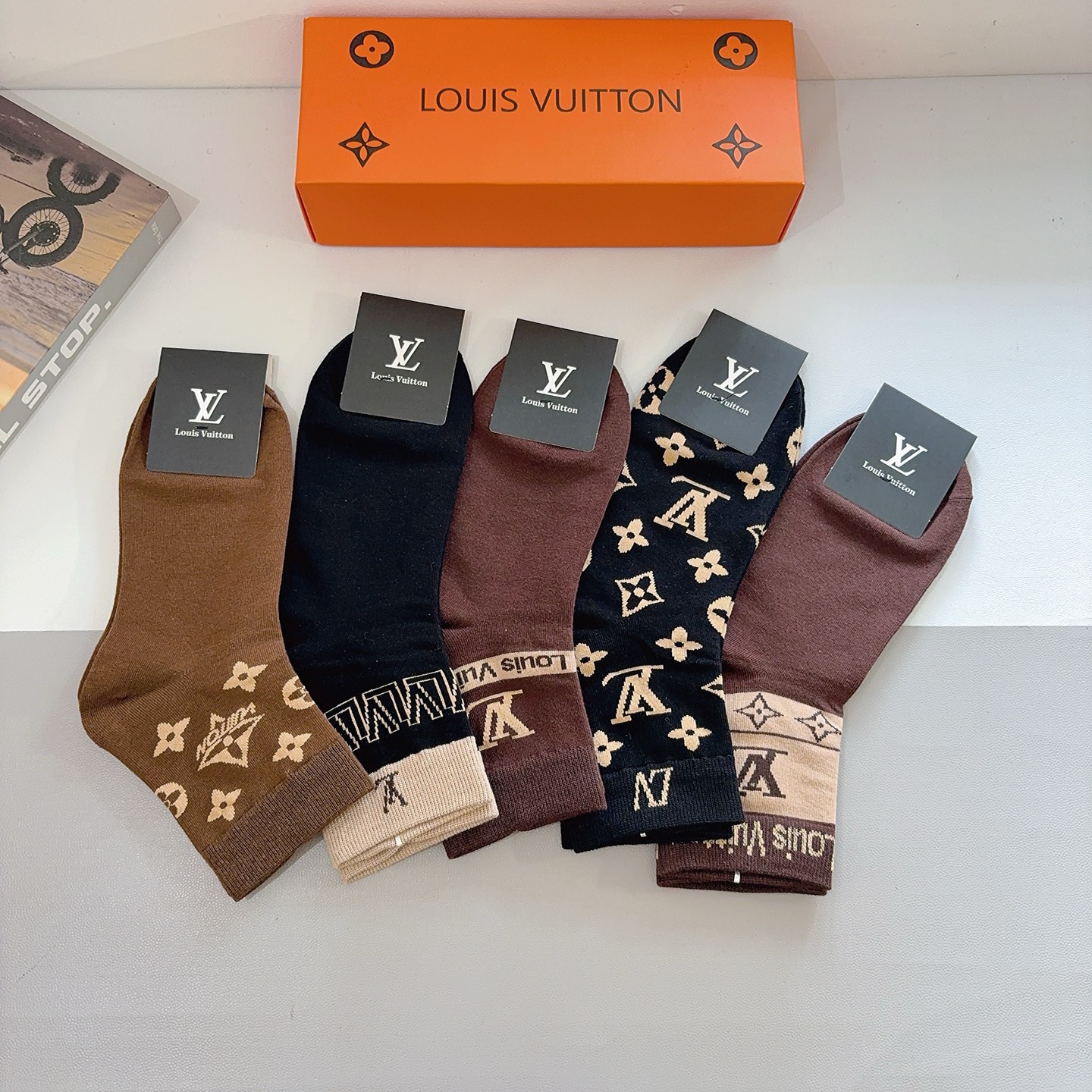 配包装（一盒5双） LV 路易威登 超火爆男款中筒袜子、纯棉面料，潮人必备款，个性时尚百搭款，！你值得拥