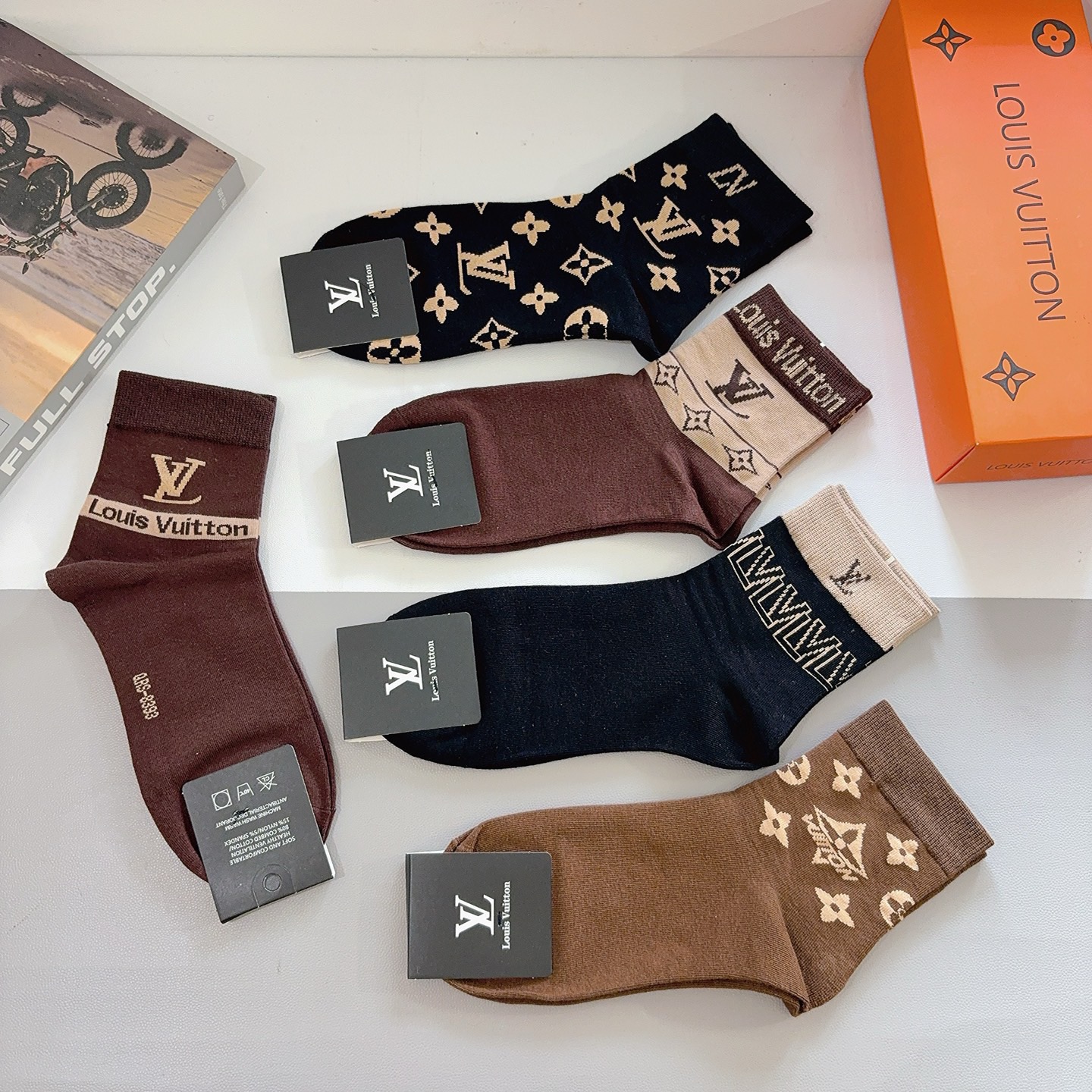 配包装（一盒5双） LV 路易威登 超火爆男款中筒袜子、纯棉面料，潮人必备款，个性时尚百搭款，！你值得拥