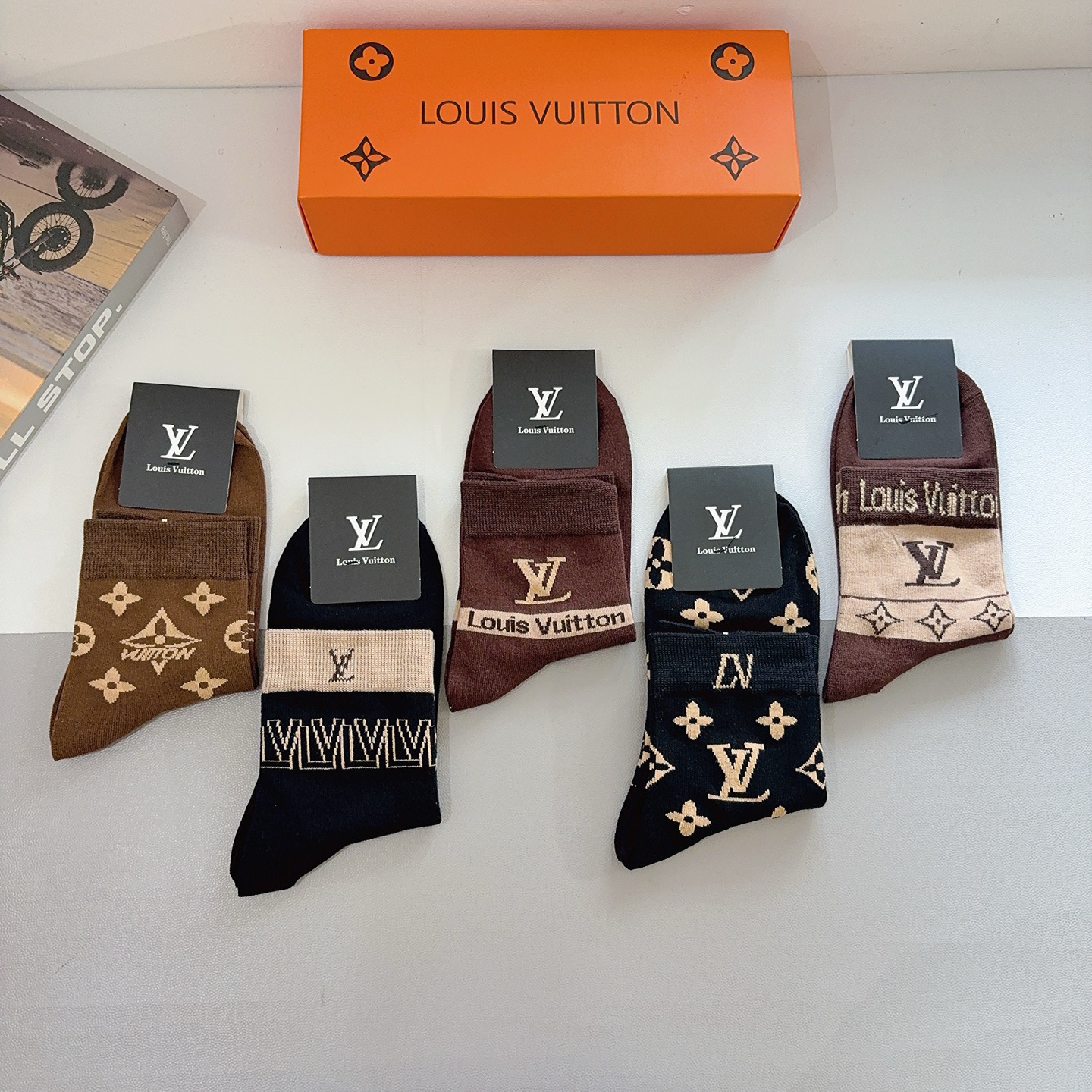配包装（一盒5双） LV 路易威登 超火爆男款中筒袜子、纯棉面料，潮人必备款，个性时尚百搭款，！你值得拥