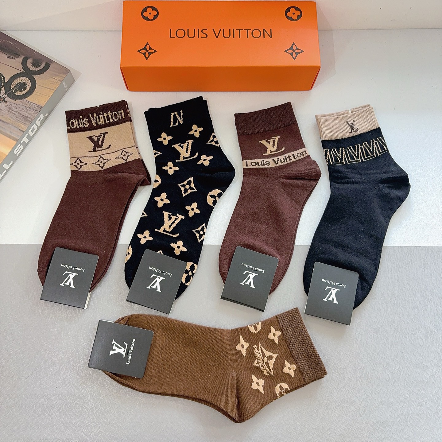 配包装（一盒5双） LV 路易威登 超火爆男款中筒袜子、纯棉面料，潮人必备款，个性时尚百搭款，！你值得拥
