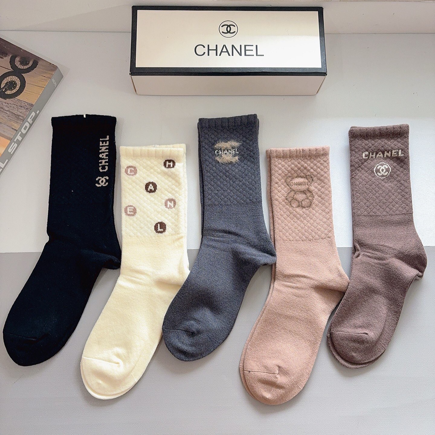 配包装（一盒5双）CHANEL 香奈儿经典长筒袜子、高版本兔绒材质 ，经典C字母图案logo，大牌出街，