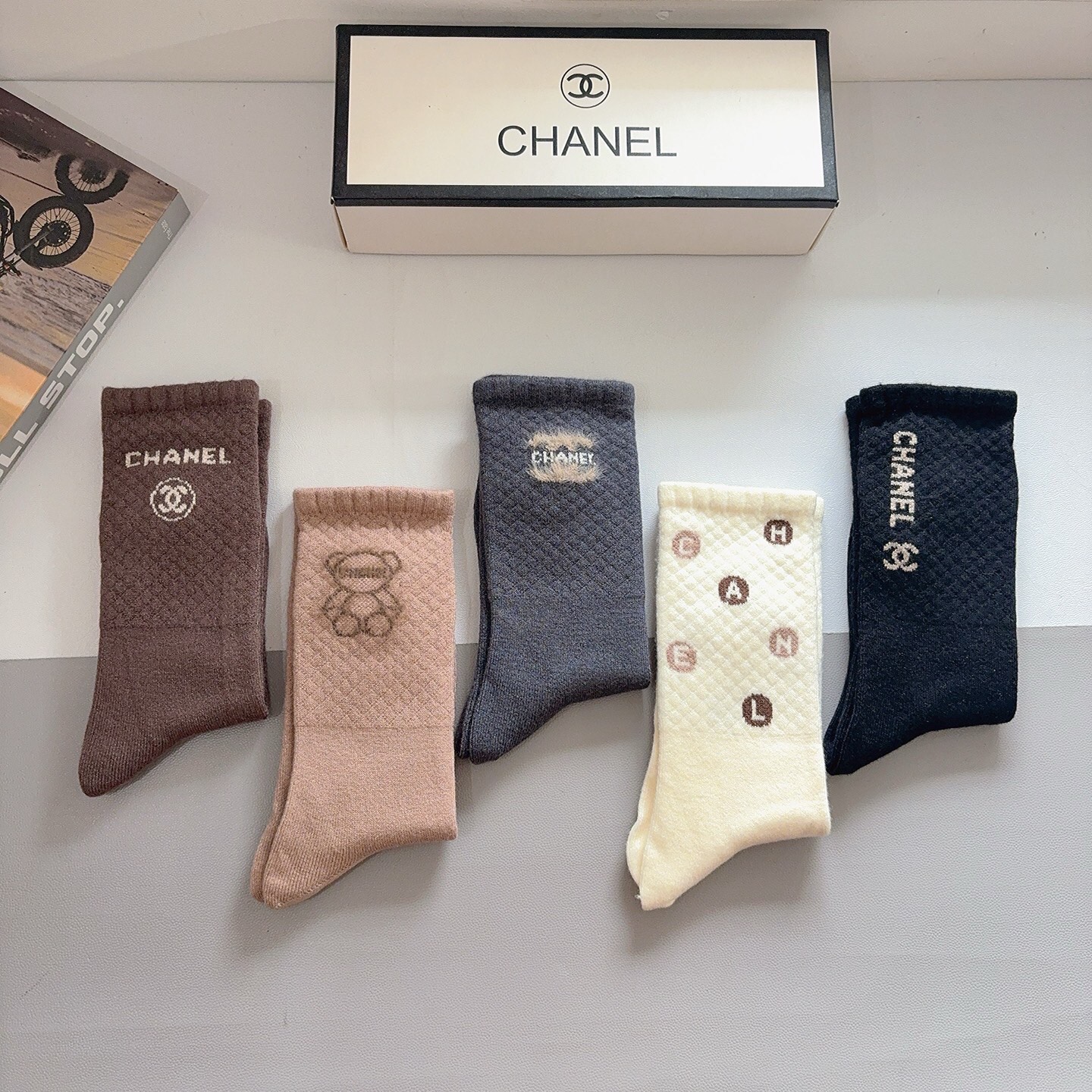 配包装（一盒5双）CHANEL 香奈儿经典长筒袜子、高版本兔绒材质 ，经典C字母图案logo，大牌出街，