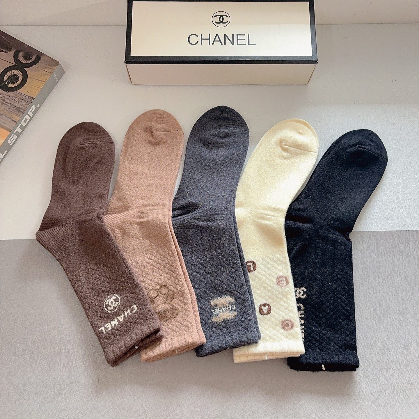 配包装（一盒5双）CHANEL 香奈儿经典长筒袜子、高版本兔绒材质 ，经典C字母图案logo，大牌出街，