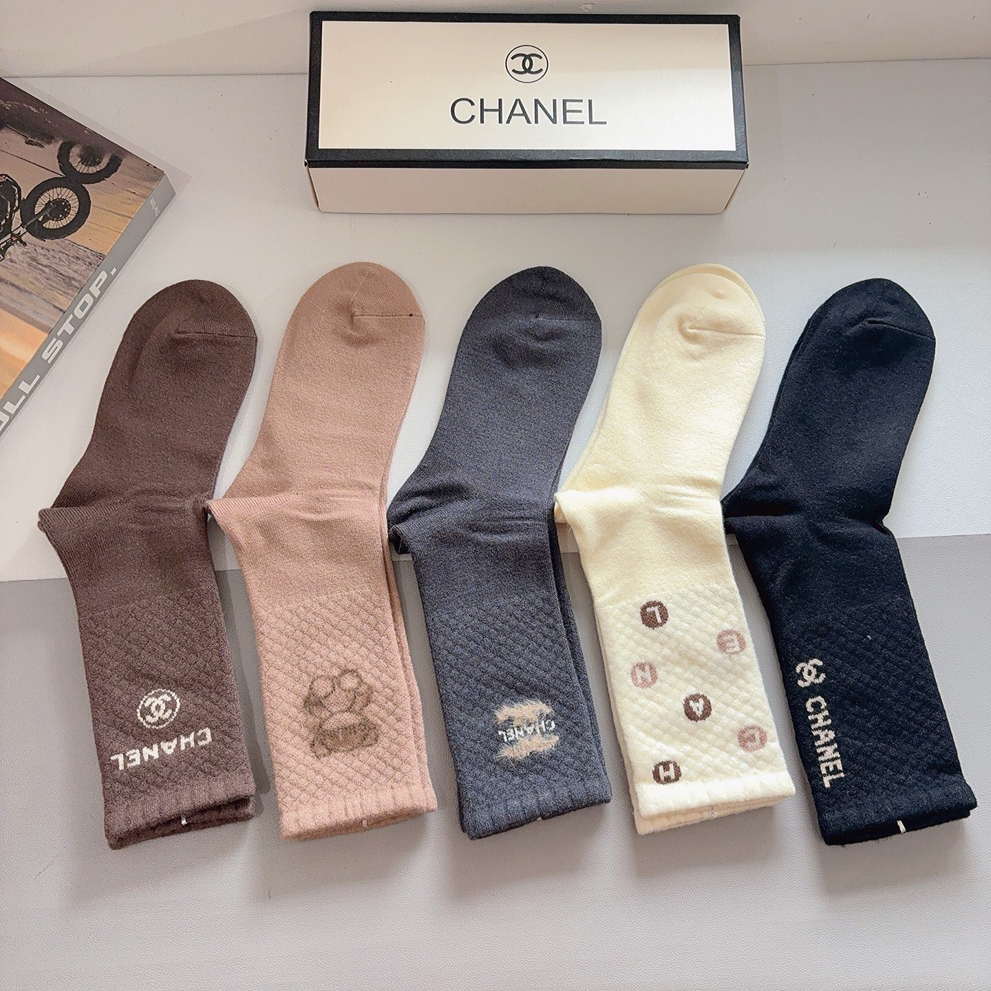 配包装（一盒5双）CHANEL 香奈儿经典长筒袜子、高版本兔绒材质 ，经典C字母图案logo，大牌出街，