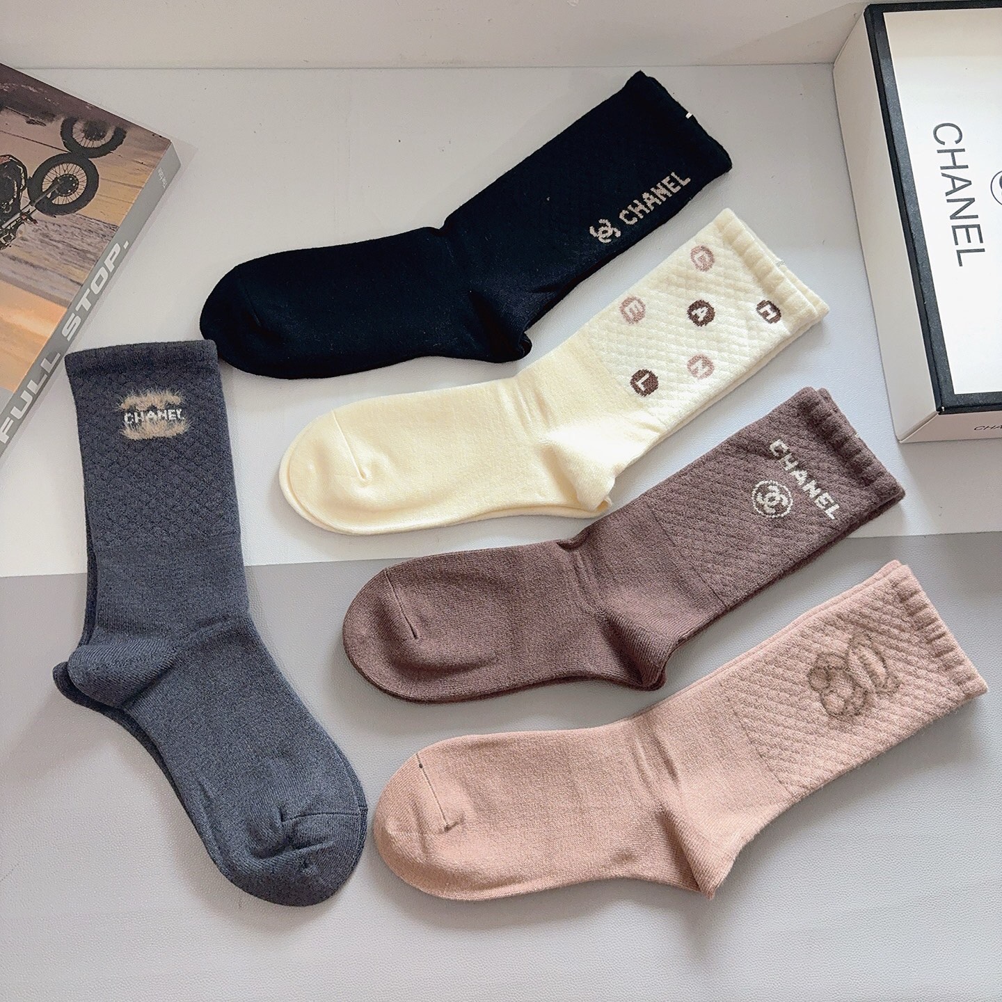 配包装（一盒5双）CHANEL 香奈儿经典长筒袜子、高版本兔绒材质 ，经典C字母图案logo，大牌出街，