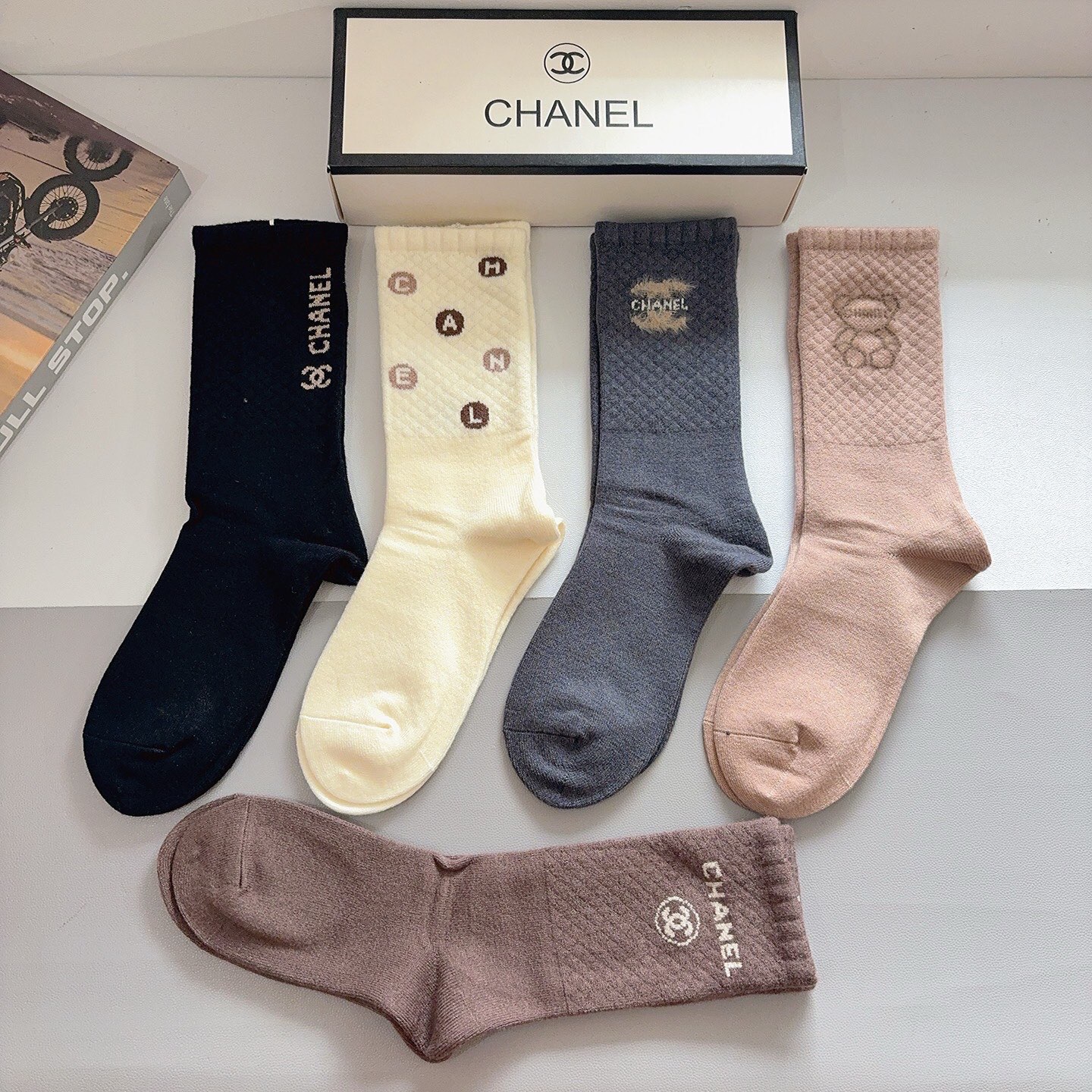 配包装（一盒5双）CHANEL 香奈儿经典长筒袜子、高版本兔绒材质 ，经典C字母图案logo，大牌出街，