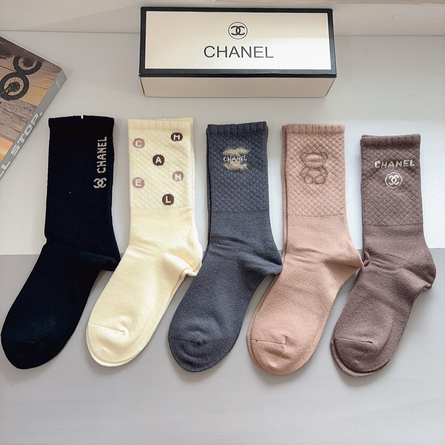 配包装（一盒5双）CHANEL 香奈儿经典长筒袜子、高版本兔绒材质 ，经典C字母图案logo，大牌出街，