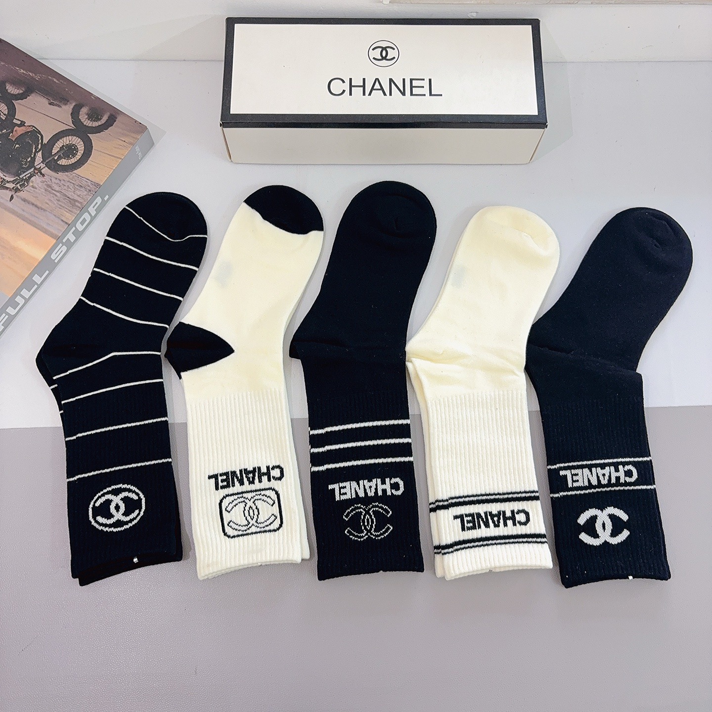 配包装（一盒5双）CHANEL 香奈儿经典长筒袜子❗️高版本纯棉材质柔软，秒杀市场普通货，经典的双C图案