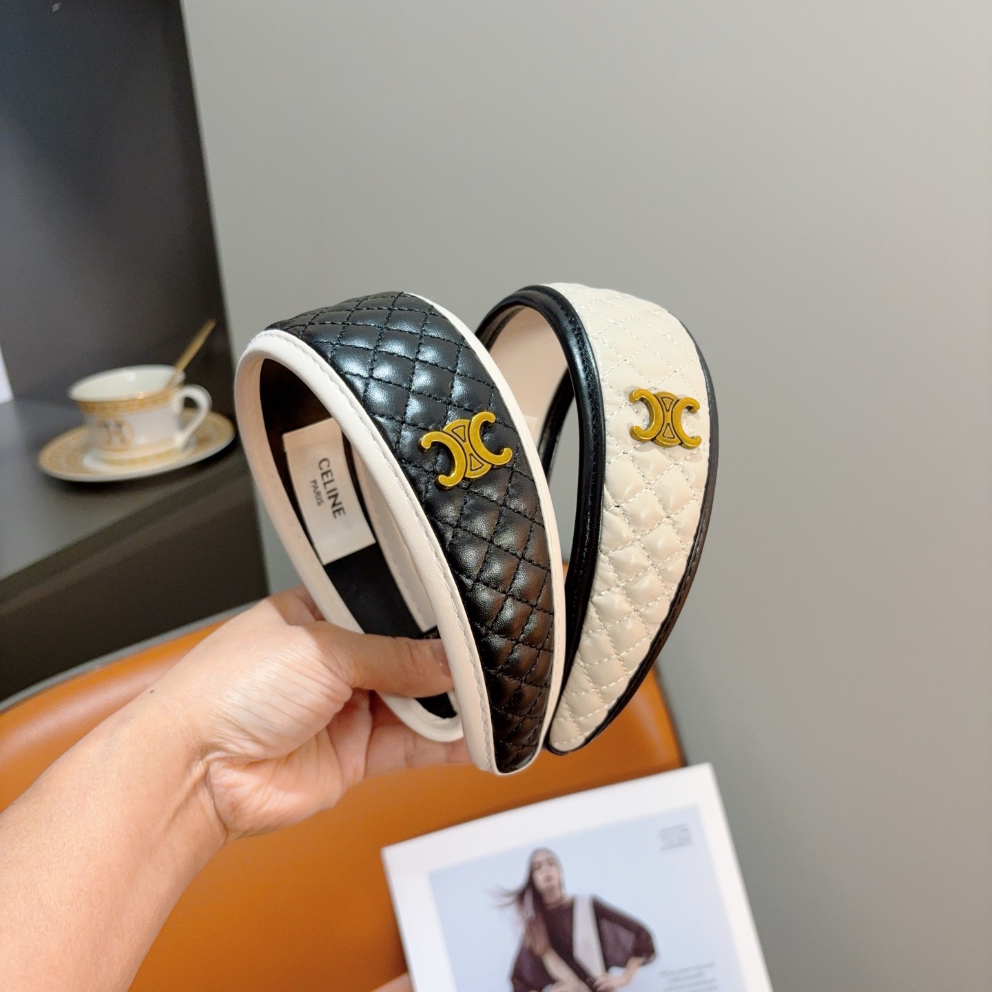 NO:852602,Comes with packaging CELINE's new sponge headband, comfortable and stress-free to wear, a must-have headband for styling!  Very fashionable and versatile!  A must-have for goddesses!  Celebrity style. Hairpins, hairpins, celine, celine, hairpins19860909配包装 CELINE（赛琳）新款海绵发箍 佩戴舒适无压力,造型搭配必备头箍！非常时尚百搭！女神必备！名媛范儿.发夹,发夹,celine,celine,hairpins,accessory