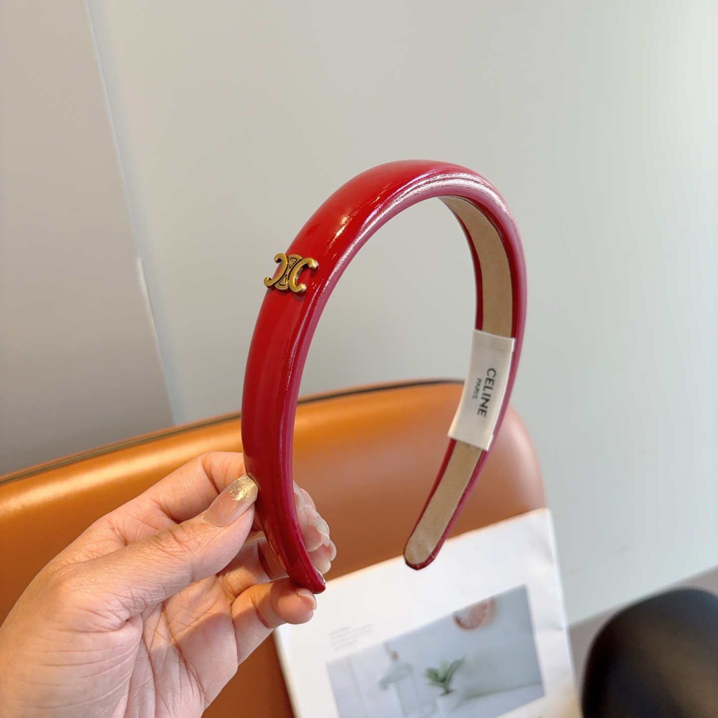 NO:852607,Comes with packaging CELINE Korean style new patent leather headband, comfortable and stress-free to wear, a must-have for styling!  Fashionable and versatile hair accessories for going out!  hairpins,hairpins,celine,celine,hairpins19860909配包装 CELINE（赛琳）韩版新品漆皮发箍,佩戴舒适无压力,造型搭配必备！时尚外出百搭款发饰！发夹,发夹,celine,celine,hairpins,accessory