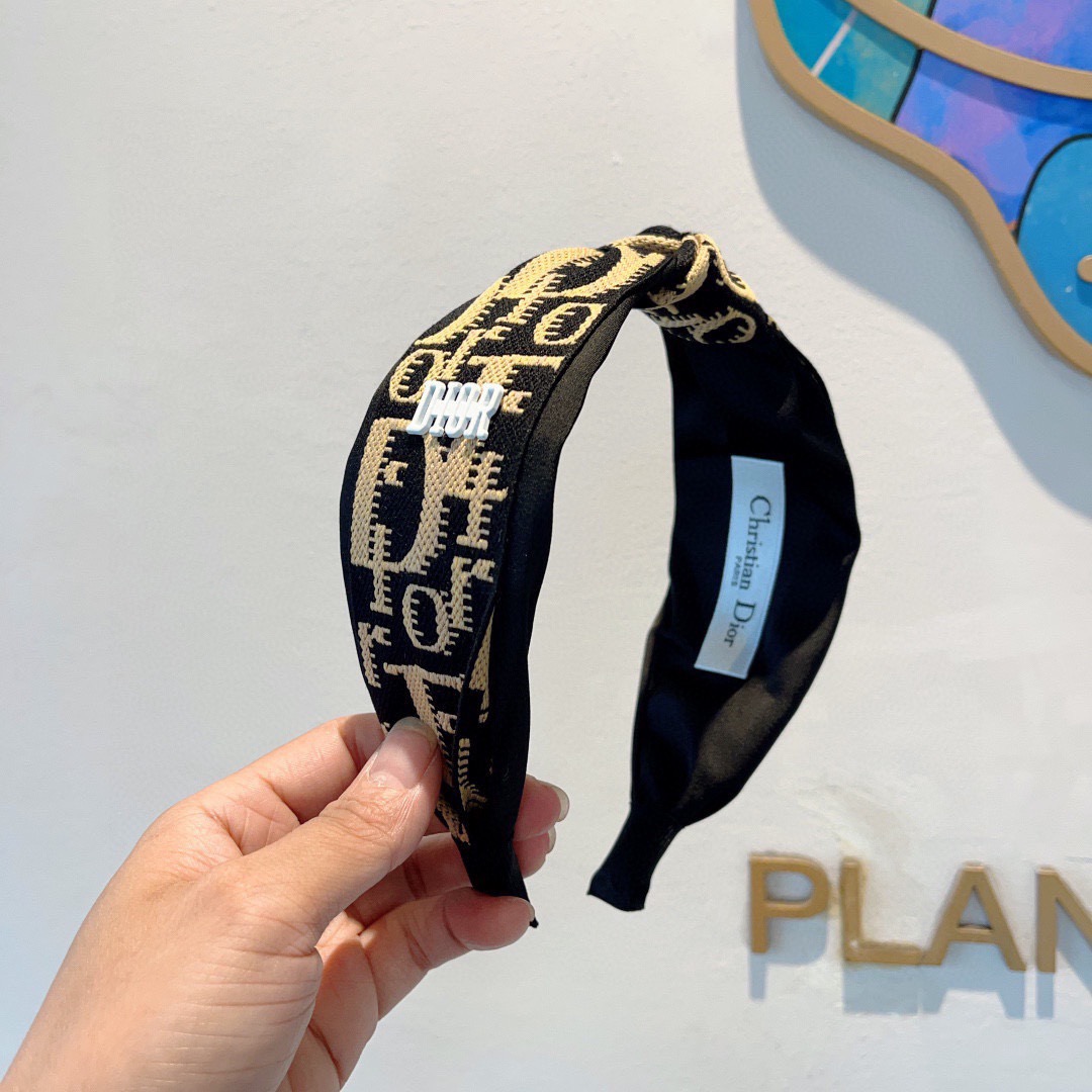NO:852540,Comes with packaging Dior (Dior) hot new knotted wide headband, original single headband from the counter to let your charm bloom. Fresh and ladylike style makes fashion simpler. Hairpins, hairpins, dior, dior, hairpins19860909配包装 Dior（迪奥） 火爆新款打结款宽版发箍,专柜原单头箍 让你的魅力绽放 清新淑女范让时尚更简单.发夹,发夹,dior,dior,hairpins,accessory