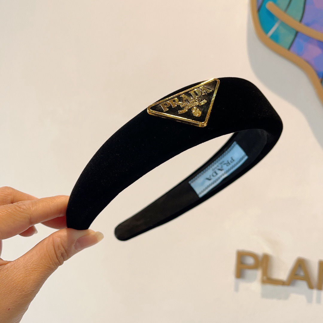 NO:852582,Comes with packaging PRADA (Prada) new trendy letter headband. A must-have item for the goddess of temperament. It is very versatile and fashionable. Wearing it will make you look classy. Hairpins, hairpins, prada, prada, hairpins19860909配包装 PRADA（普拉达）新款潮流字母发箍.气质女神必备单品,非常百搭,时尚潮流, 戴上它满满的高大上.发夹,发夹,prada,prada,hairpins,accessory