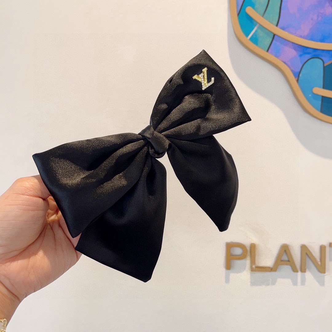 NO:852591,Comes with packaging: LV (Louis Vuitton) celebrity bow hairpin, slingshot clip, internet celebrity recommended style, classic bow headpiece, super versatile!  Recommendations on the blackboard will make you look like a famous brand in seconds!  hairpins,hairpins,louis vuitton,louis vuitton,hairpins19860909配包装 LV（路易威登）明星同款蝴蝶结发夹 弹弓夹 网红推荐款 经典蝴蝶结头饰,超级百搭哦！敲黑板推荐,让你秒变大牌范儿！发夹,发夹,louis vuitton,louis vuitton,hairpins,accessory