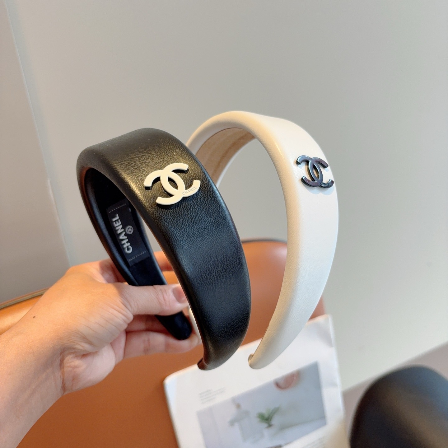NO:852599,Comes with packaging CHANEL (Chanel) new small fragrant sheepskin headband, fashionable and exquisite versatile headband, recommended by Internet celebrities. Paired with high-end double-Clogo hairpins, hairpins, chanel, chanel, sheepskin, hairpins19860909配包装 CHANEL（香奈儿）新款小香羊皮发箍,潮精致百搭头箍,网红爆款推荐 搭配高端双Ｃlogo 发夹,发夹,chanel,chanel,sheepskin,hairpins,accessory