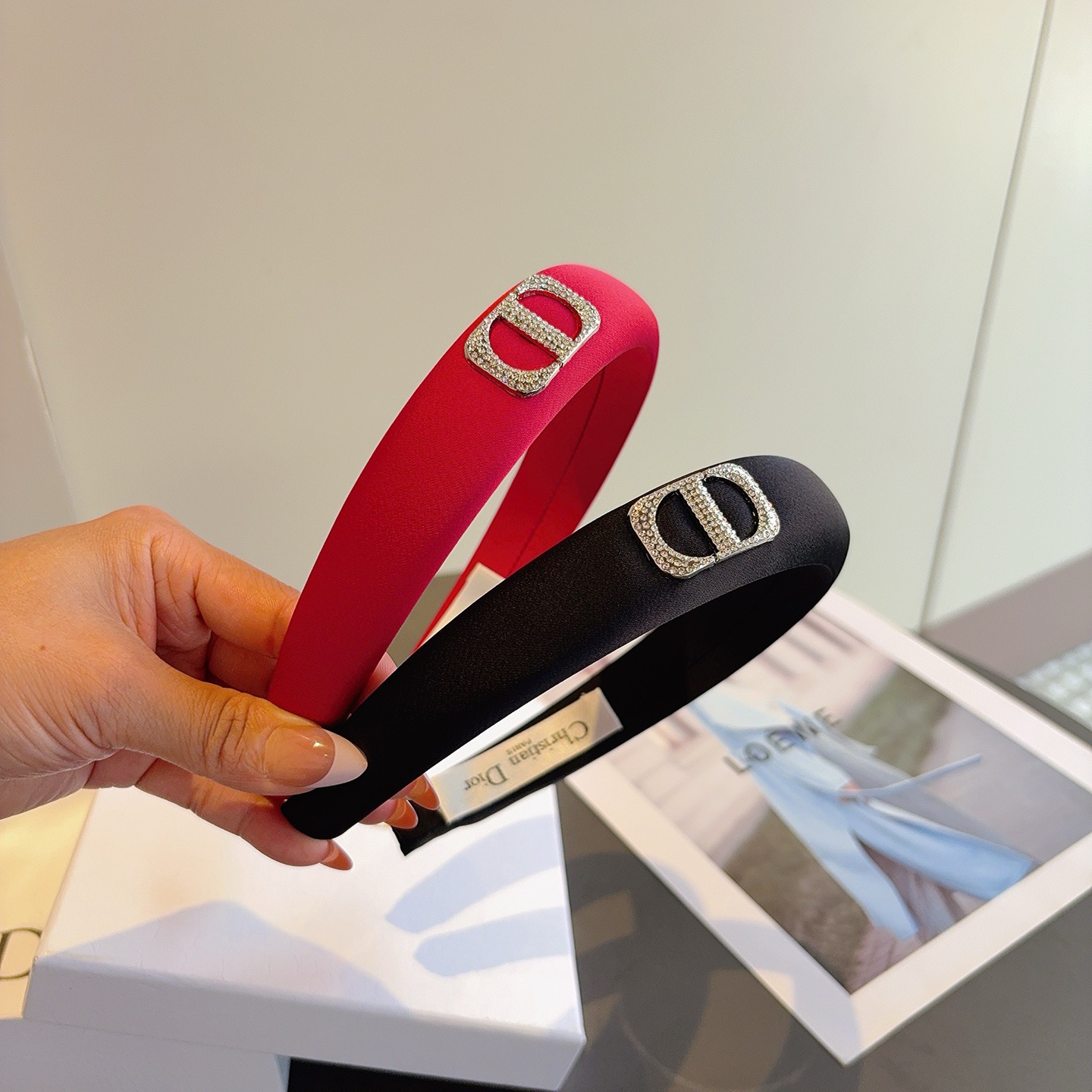 NO:852628,Comes with packaging Dior (Dior) new satin high-end big-name headband, Internet celebrity new anti-slip headband, let your charm bloom. Fresh and ladylike style makes fashion easier. Hairpins, hairpins, dior, dior, hairpins19860909配包装 Dior（迪奥） 新款缎面高级感大牌发箍, 网红新款防滑头箍、让你的魅力绽放 清新淑女范让时尚更简单.发夹,发夹,dior,dior,hairpins,accessory