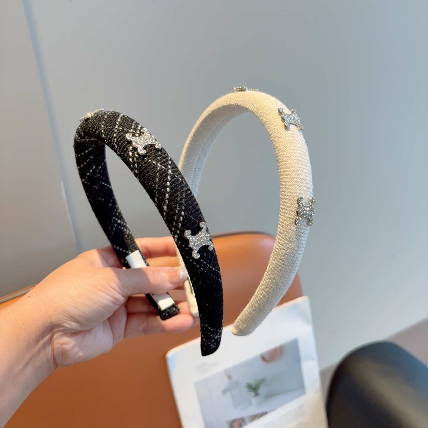 NO:852656,Comes with packaging CELINE (Celine) Korean version of the new small fresh letter headband, comfortable and stress-free to wear, a must-have for styling!  Fashionable and versatile hair accessories for going out!  hairpins,hairpins,celine,celine,hairpins19860909配包装 CELINE（赛琳）韩版新品小清新字母发箍,佩戴舒适无压力,造型搭配必备！时尚外出百搭款发饰！发夹,发夹,celine,celine,hairpins,accessory