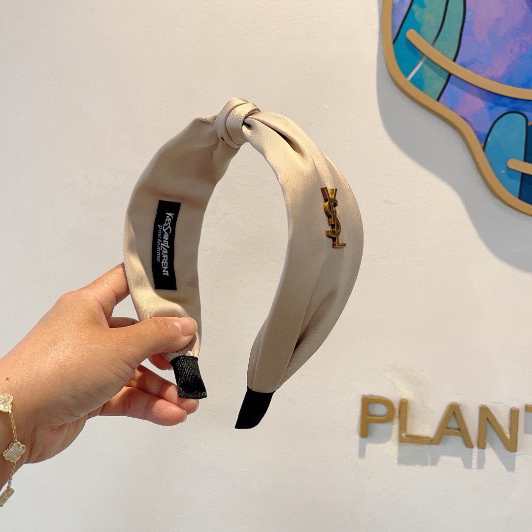 NO:852661,Comes with packaging Yves Saint Laurent's new European and American high-end satin knotted headband, smooth wide headband, simple and versatile, a must-have for trendy women, super classy!  hairpins,hairpins,saint laurent,hairpins19860909配包装 圣罗兰 新款欧美高级感缎面打结发箍,光滑宽版头箍 简约百搭,潮女必备品,超级的高大上！发夹,发夹,saint laurent,hairpins,accessory