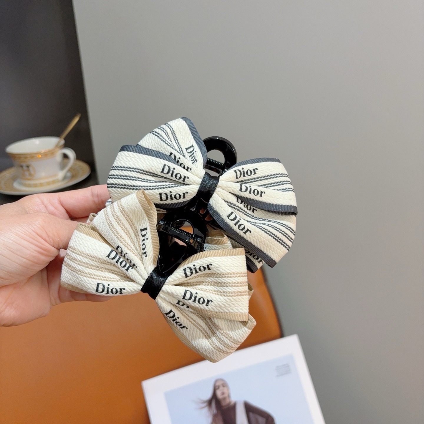 NO:852667,Comes with packaging Dior (Dior) European and American new trendy grab clip duckbill clip, the same style for celebrities, a must-have item for goddesses, very versatile, fashionable hair clip, wear it to look stylish. Hair clip, hair clip, dior, dior, hairpins19860909配包装 Dior（迪奥） 欧美新款潮流抓夹鸭嘴夹,明星同款 女神必备单品,非常百搭,时尚发夹, 戴上它满满的高大上.发夹,发夹,dior,dior,hairpins,accessory