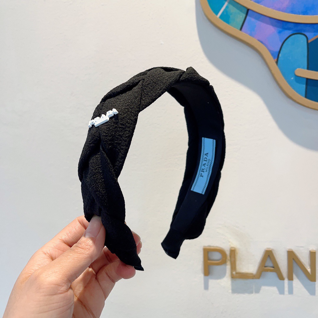 NO:852671,Comes with packaging PRADA (Prada) new trendy hairband. A must-have item for the goddess of temperament. Very versatile, fashionable and trendy, wearing it will make you look classy. Hairpins, hairpins, prada, prada, hairpins19860909配包装 PRADA（普拉达） 新款潮流发箍.气质女神必备单品.非常百搭,时尚潮流, 戴上它满满的高大上.发夹,发夹,prada,prada,hairpins,accessory
