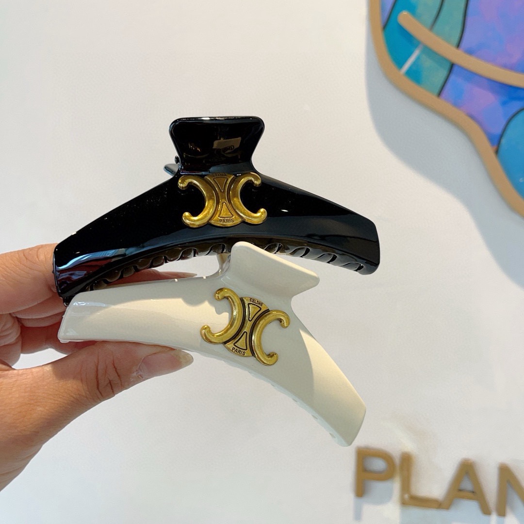 NO:852635,Comes with packaging CELINE Arc de Triomphe's new vintage gripper, duckbill hairpin, classic letter logo spring clip, super exquisite, will be a hit if you repost the picture!  Counter-shipped hairpins, hairpins, celine, celine, hairpins19860909配包装 CELINE（赛琳） 凯旋门新款复古抓夹 鸭嘴夹发夹,经典字母logo弹簧夹, 超精致,转图必爆哈！专柜出货发夹,发夹,celine,celine,hairpins,accessory