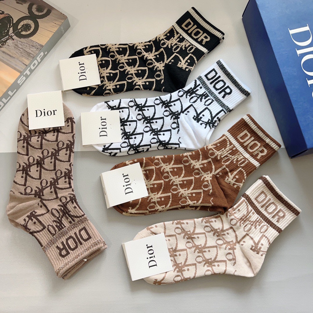 配包装（一盒5双）Dior 迪奥 新款字母罗口中筒袜子！爆款字母专柜同步中筒袜，💛大牌出街，潮人必备🔥超