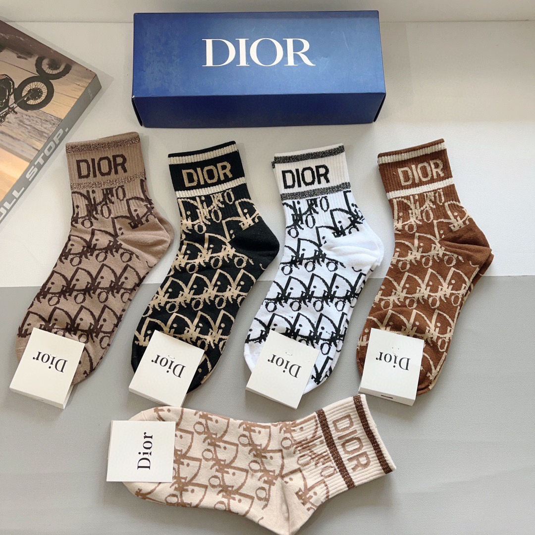 配包装（一盒5双）Dior 迪奥 新款字母罗口中筒袜子！爆款字母专柜同步中筒袜，💛大牌出街，潮人必备🔥超